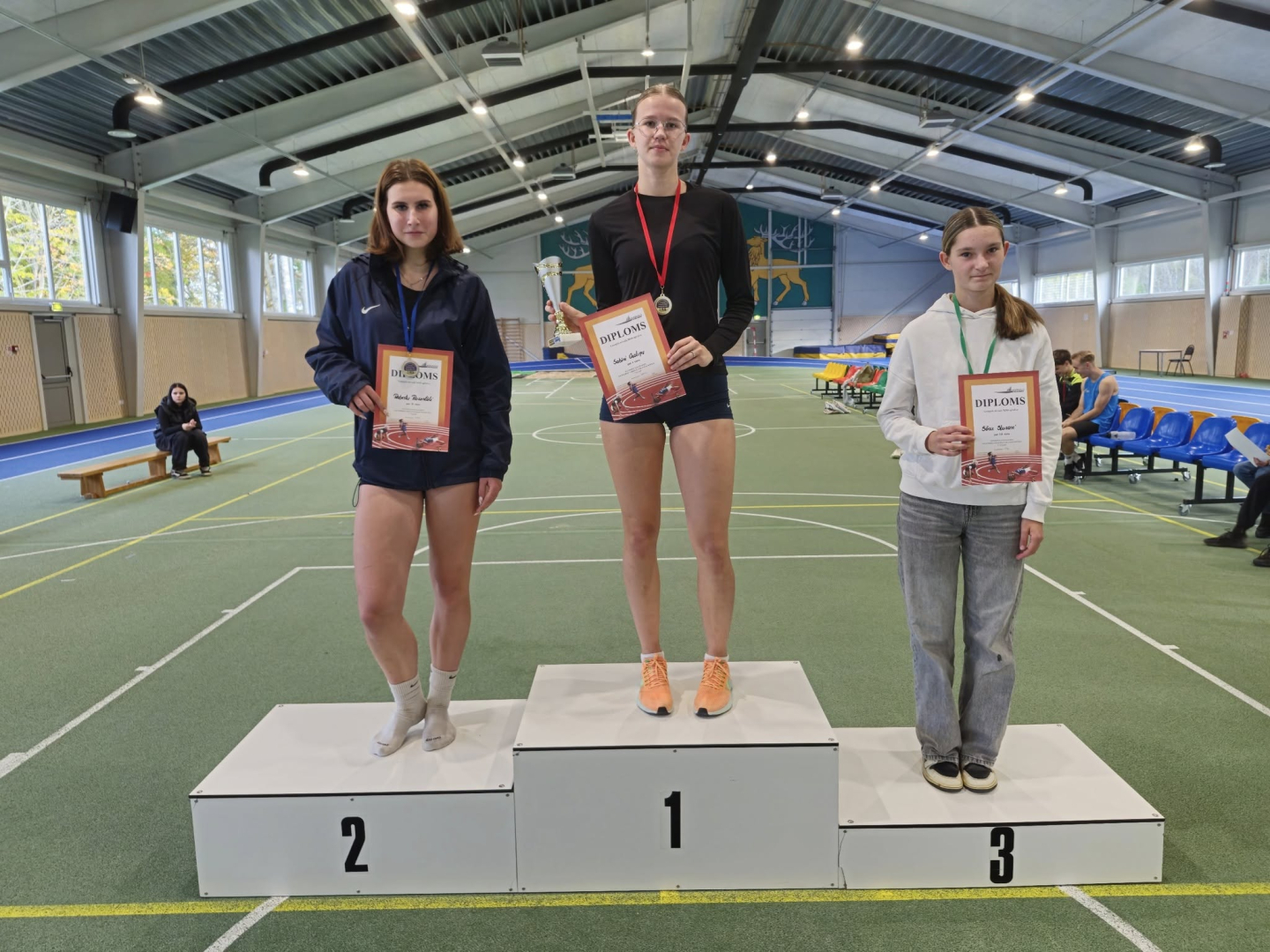 Jaunie sportisti uz pjedestāla 