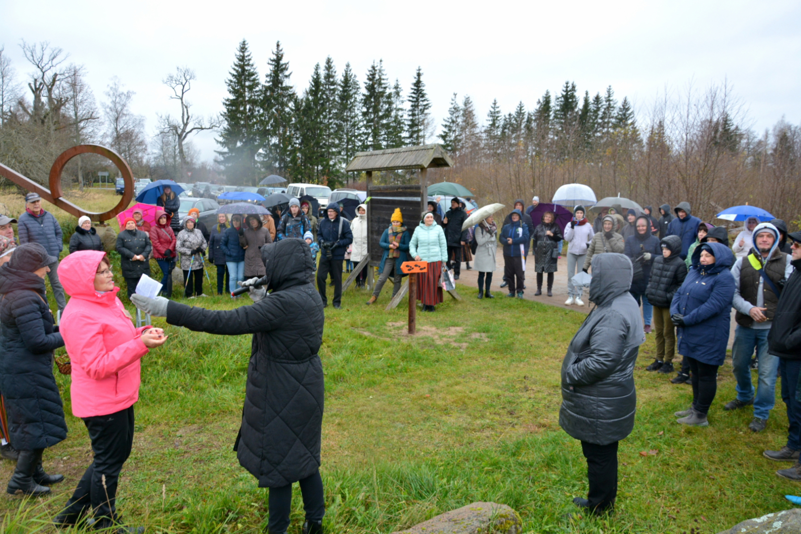 Ugālē atklāj labiekārtotu pastaigu taku