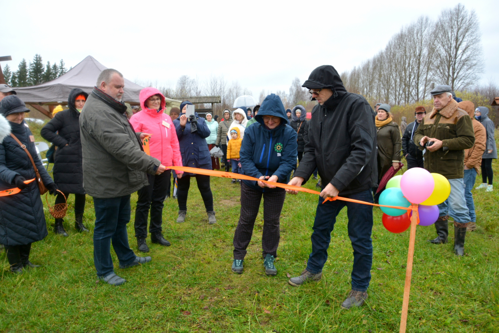 Ugālē atklāj labiekārtotu pastaigu taku