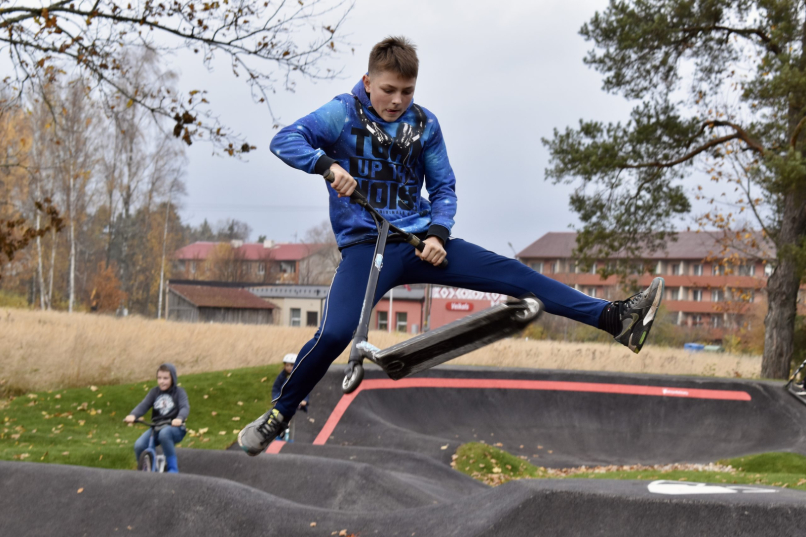 Apmeklētājs ar skrituļdēli iemēģina trasi