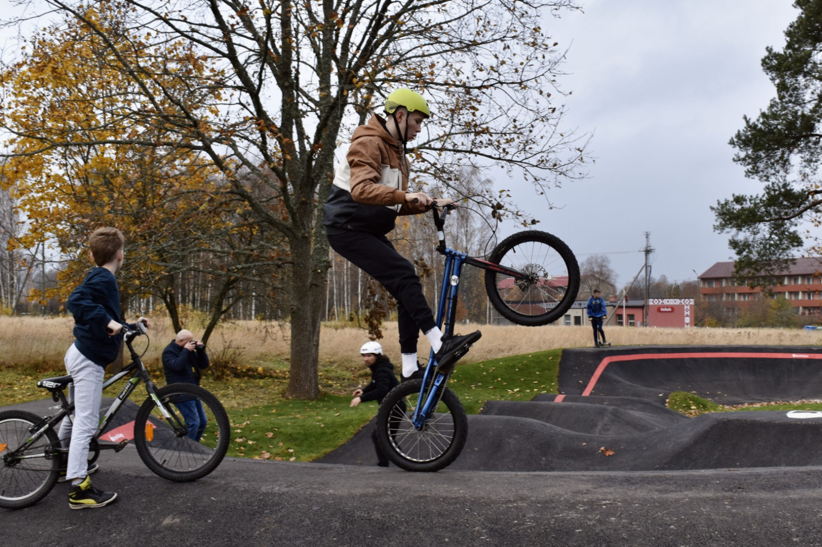 Ugālē atklāta multifunkcionālā asfalta velotrase