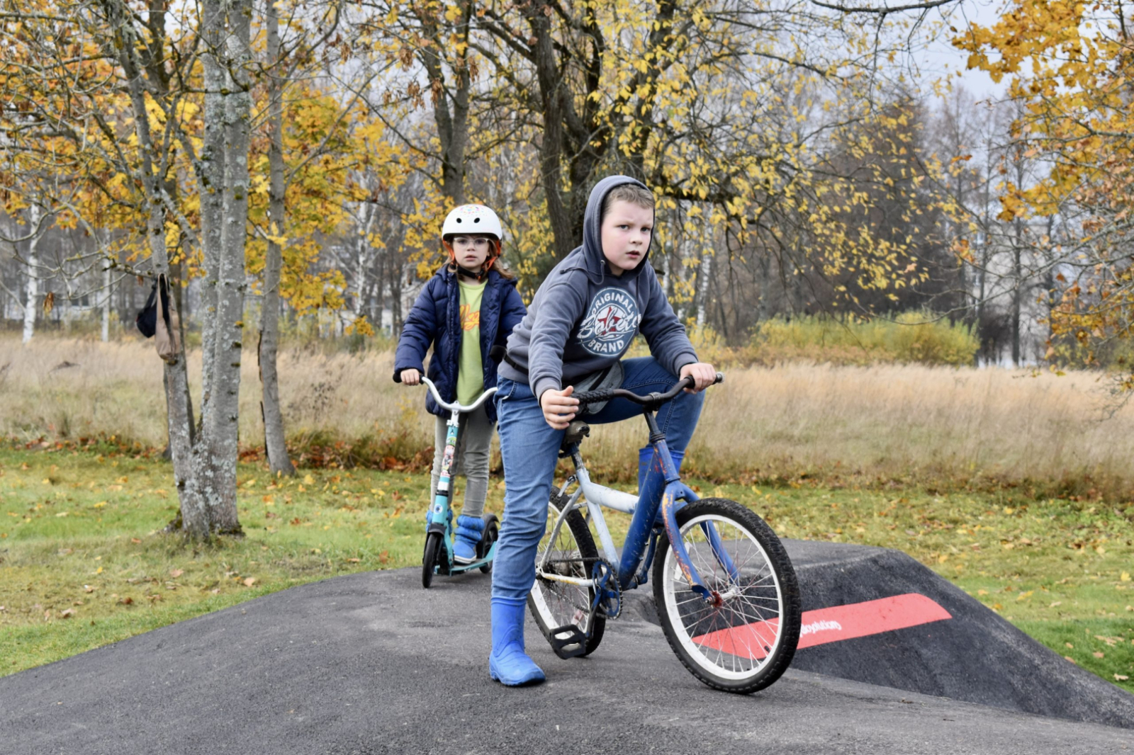 Divi velobraucēji trasē