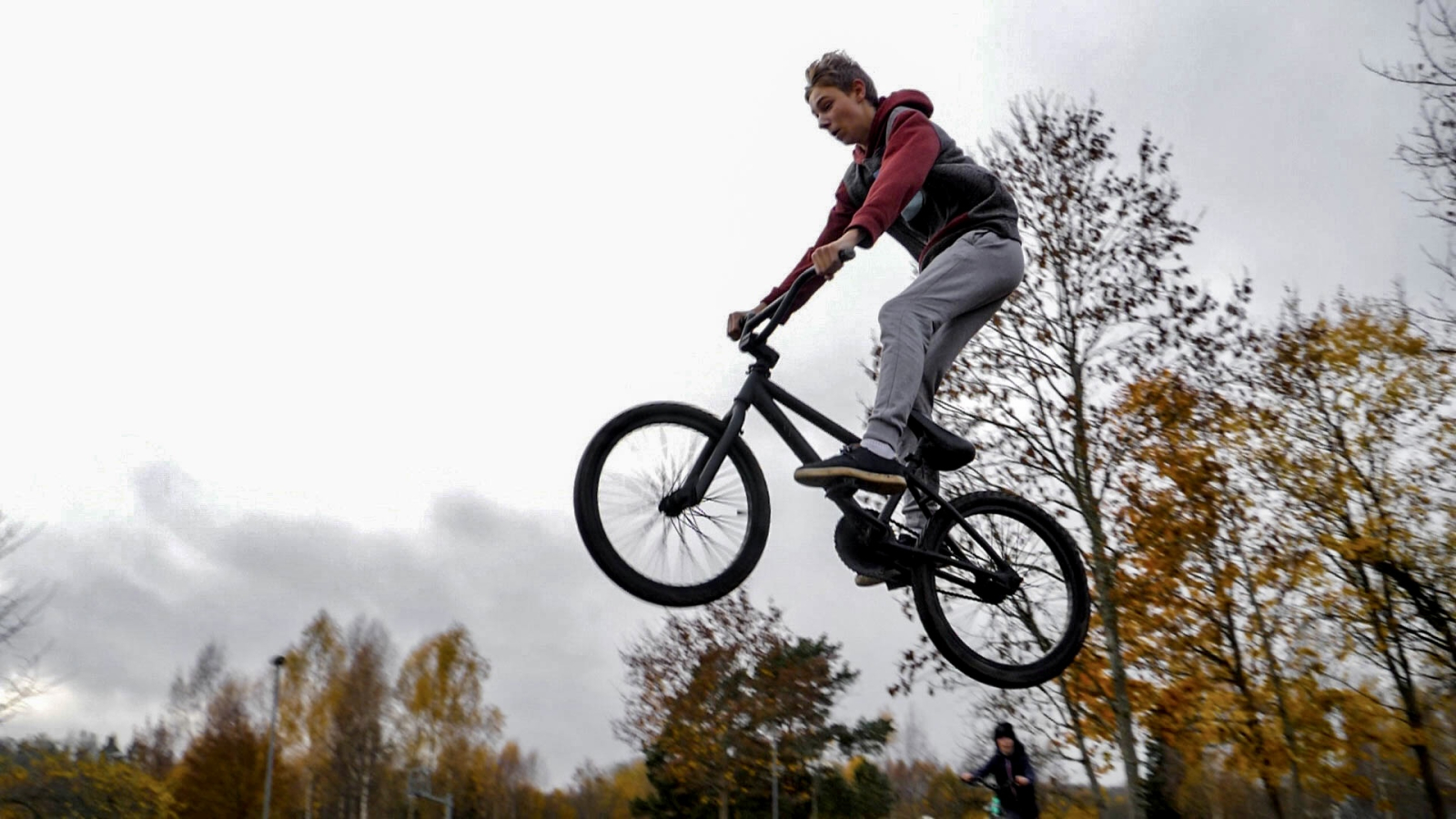 Velobraucējs rāda trikus