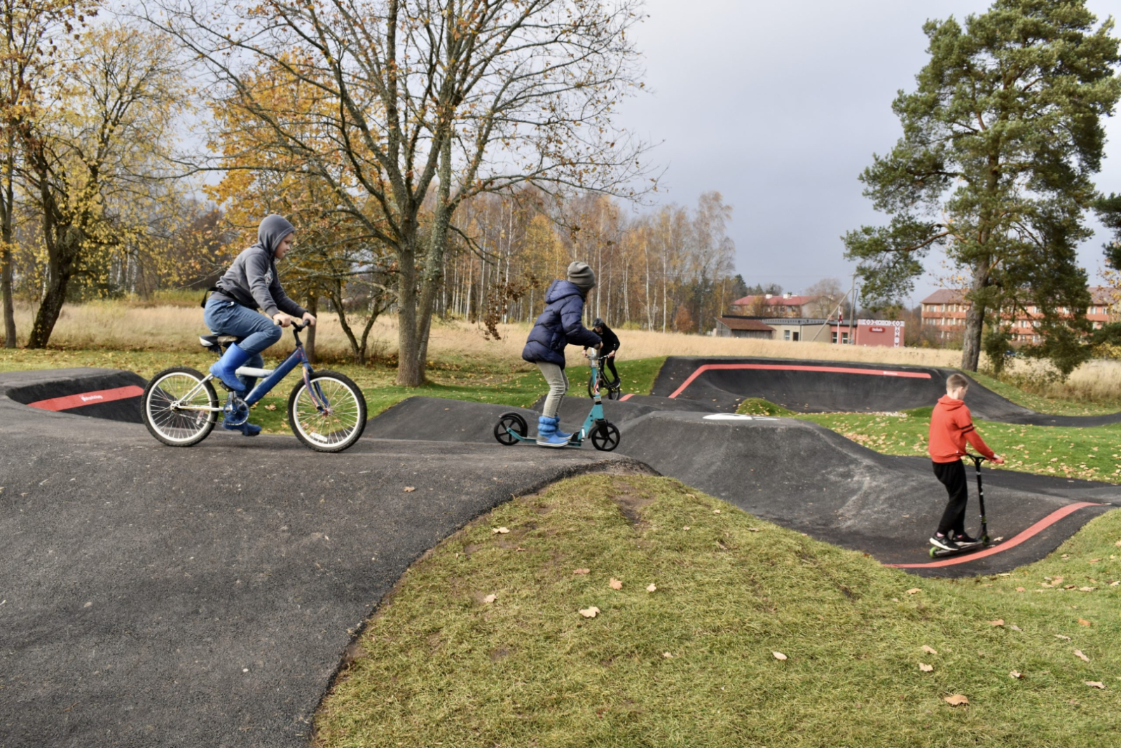 Ugālē atklāj multifunkcionālā asfalta velotrase