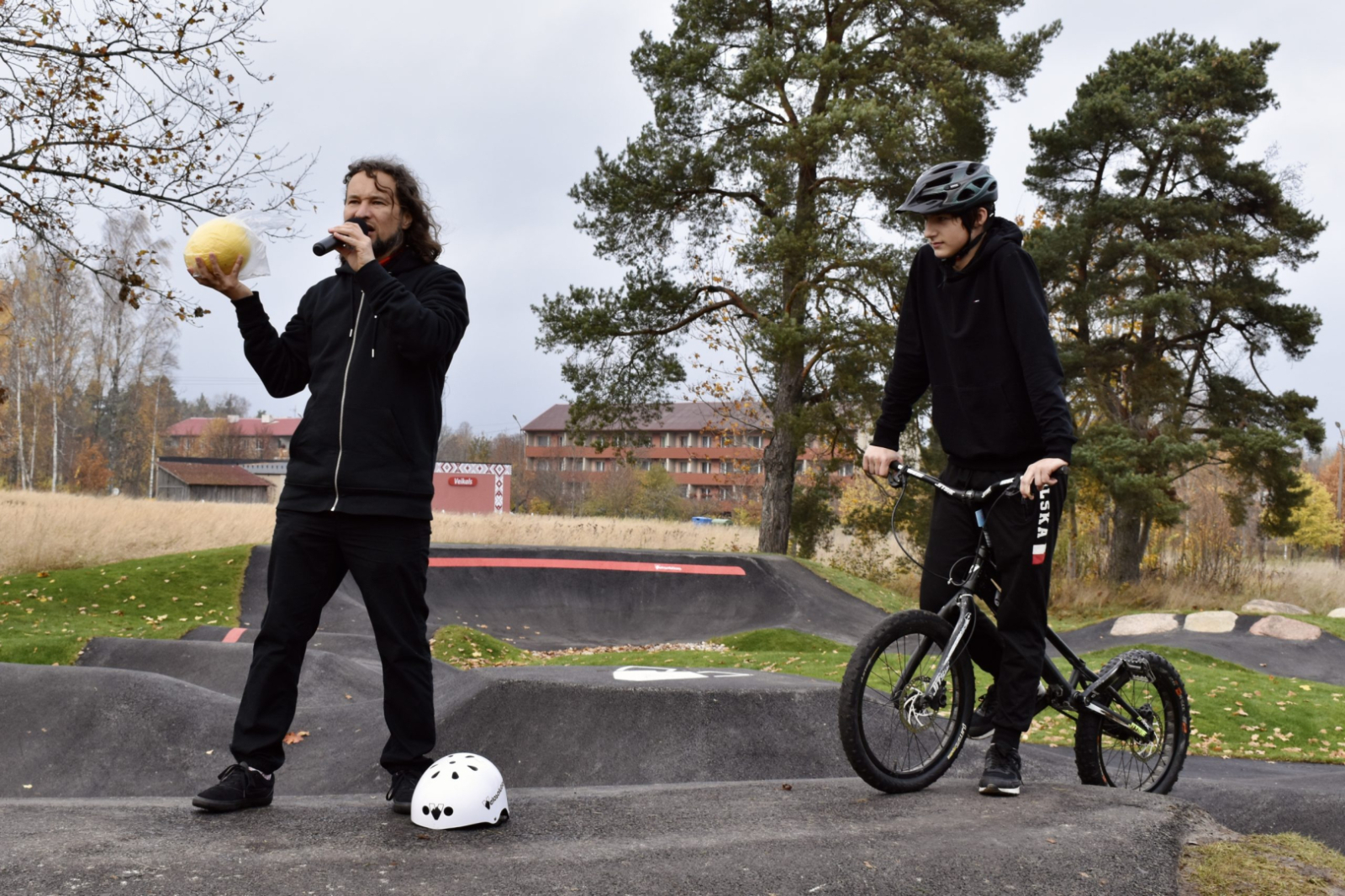 Ugālē atklāta multifunkcionālā asfalta velotrase