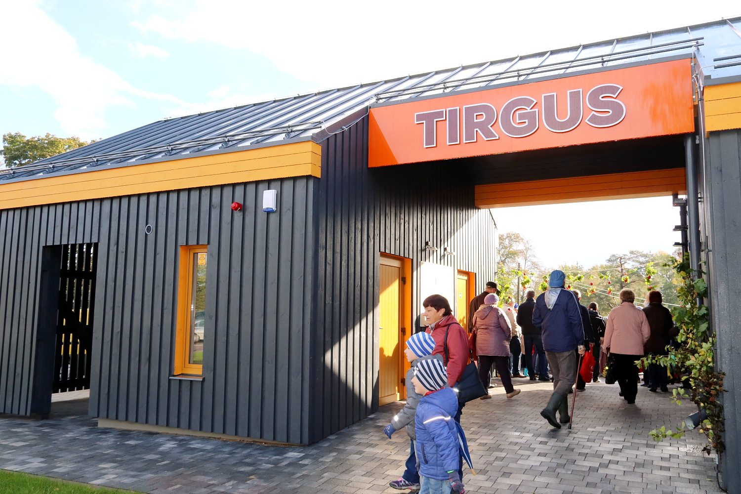 Ugālē atklāj tirgus laukumu