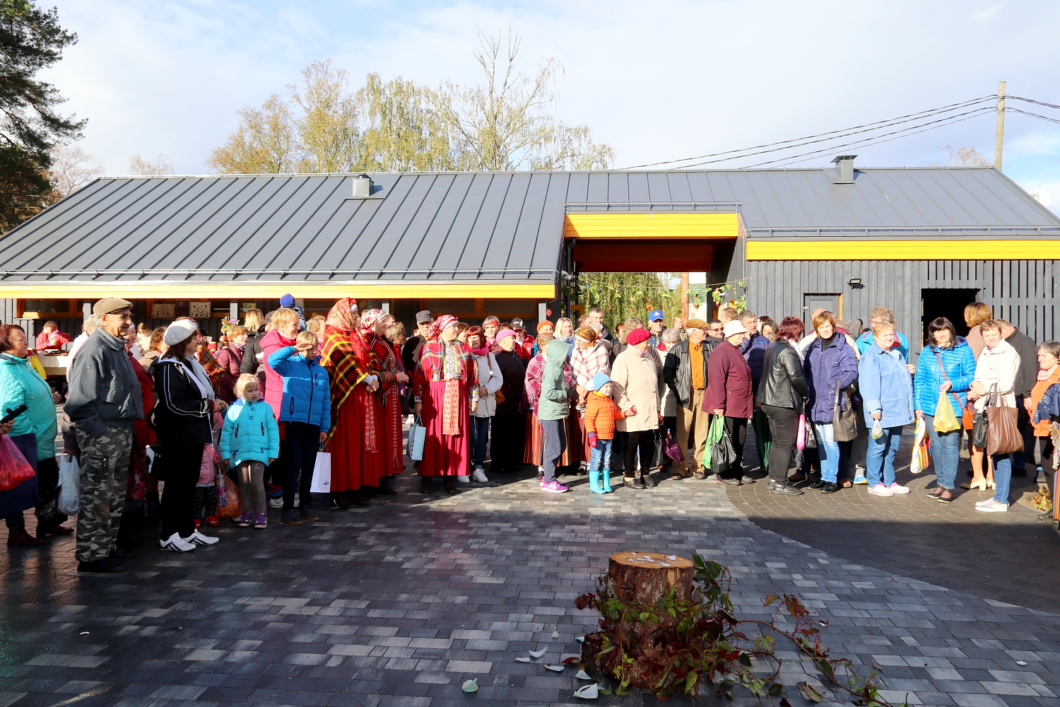 Ugāles tirgus laukums ar apmeklētājiem