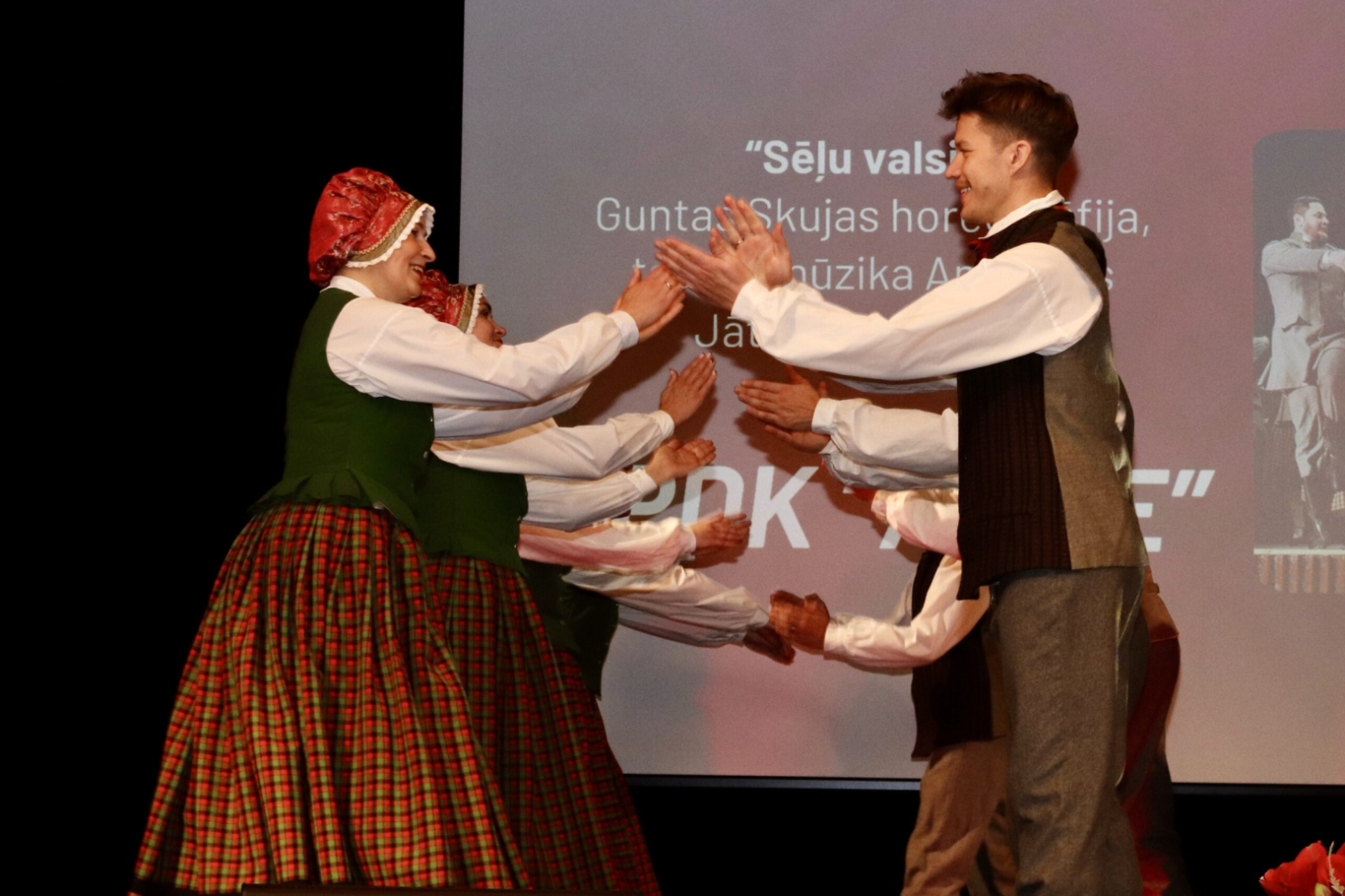 Dejo tautas deju kolektīvs