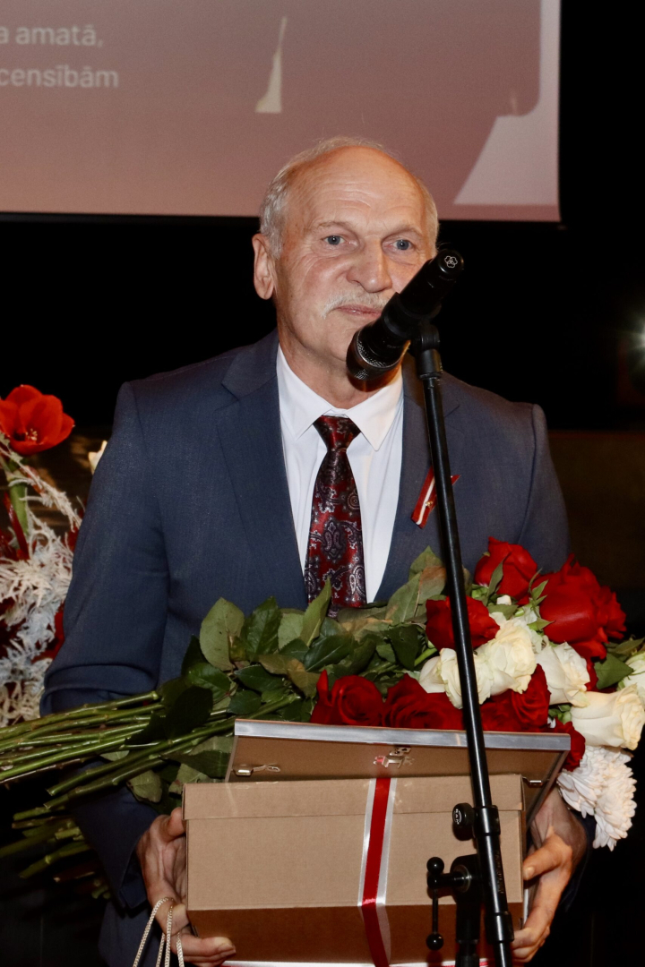 Apbalvotais ar ziediem