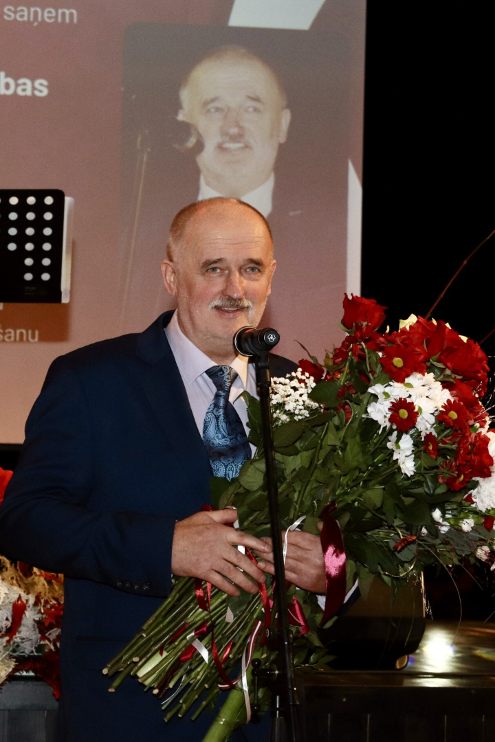 Apbalvotais ar ziediem
