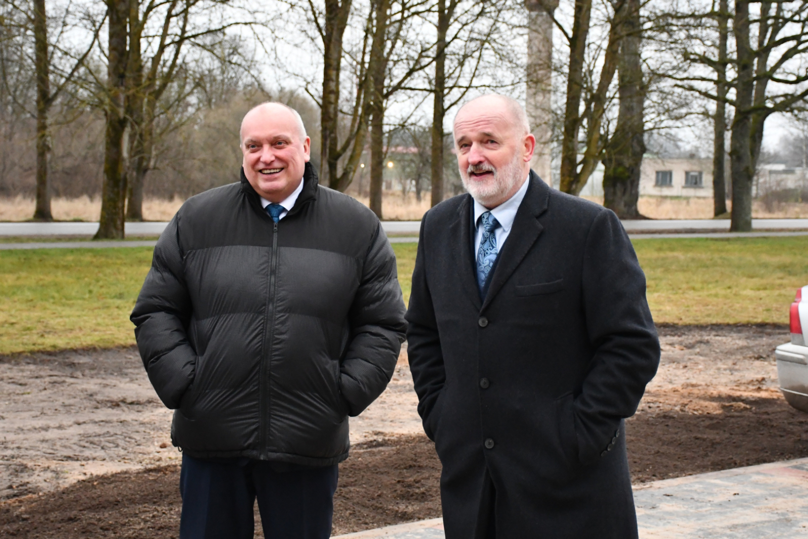 Aivars Mucenieks un Gendrihs Šķesters ieradušies uz stāvlaukuma atklāšanu