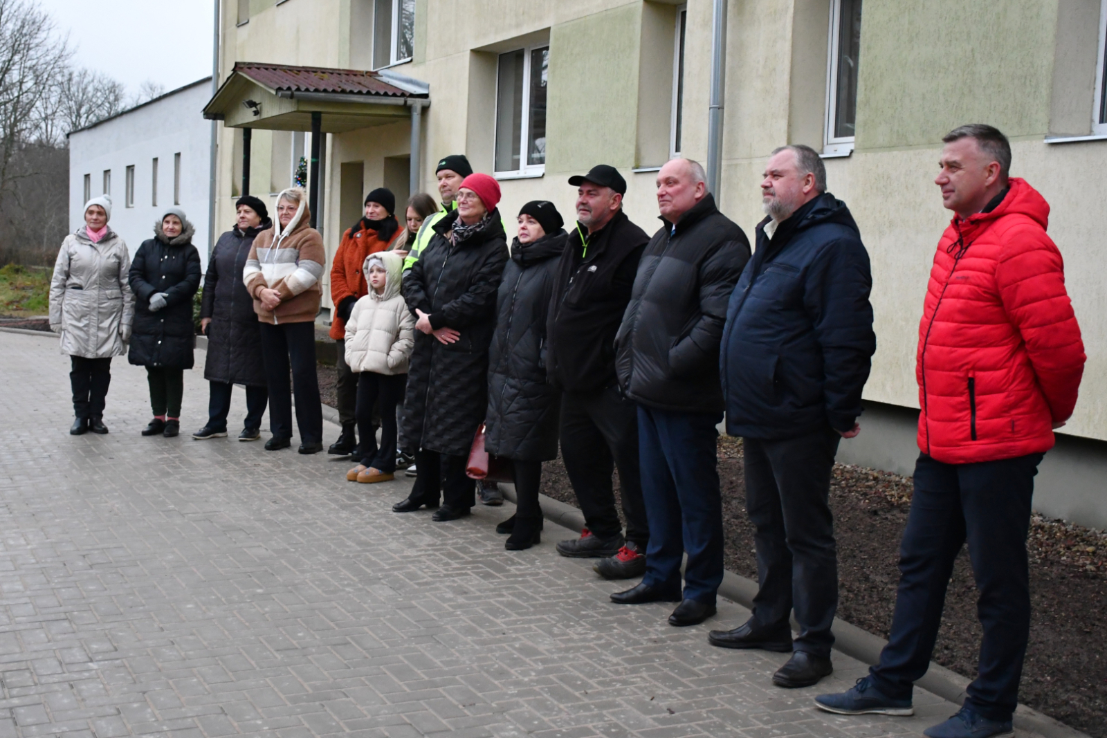 Iedzīvotāji un domes pārstāvji ieradušies uz svinīgo atklāšanu