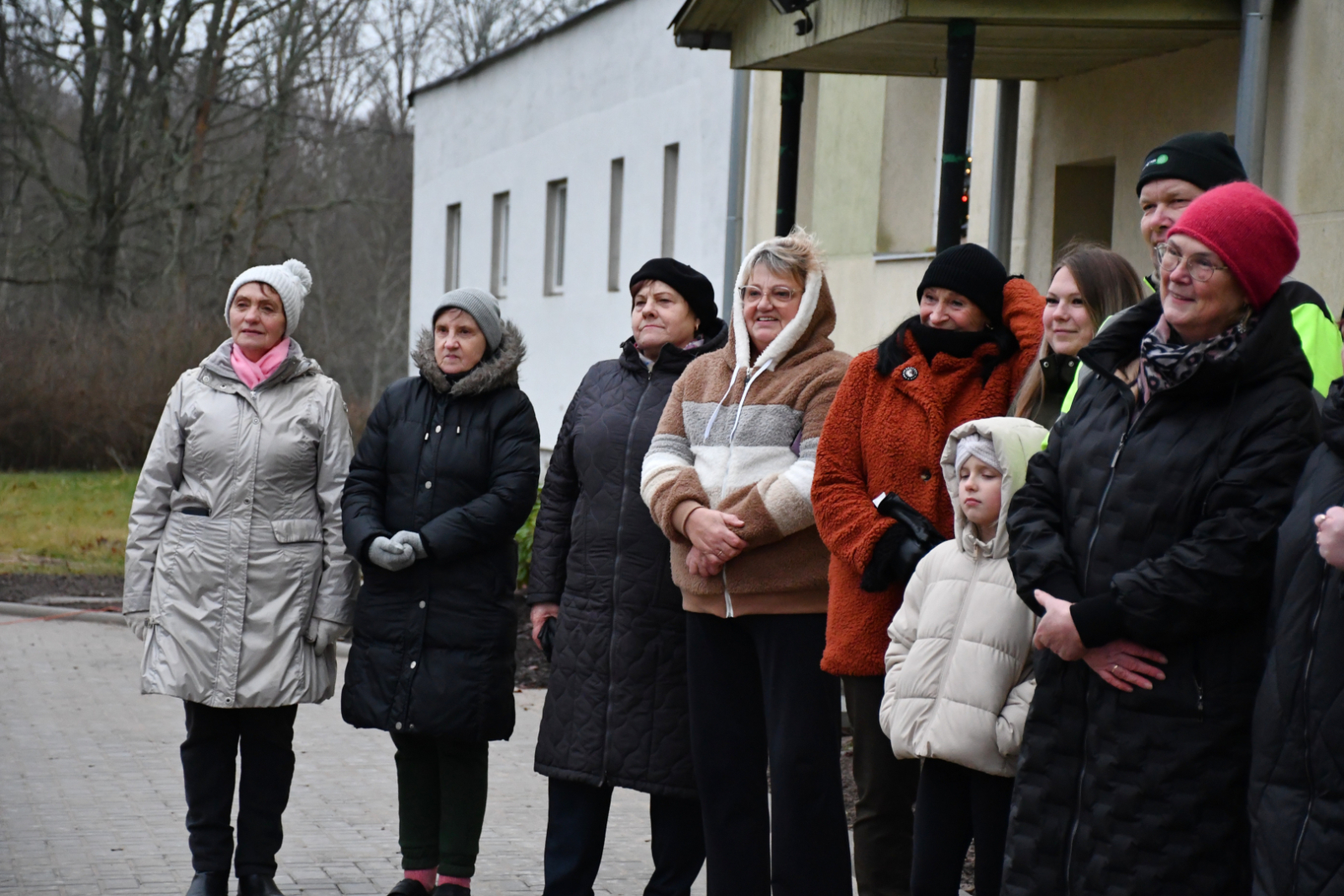 Ugāles iedzīvotāji ieradušies uz svinīgu atklāšanu