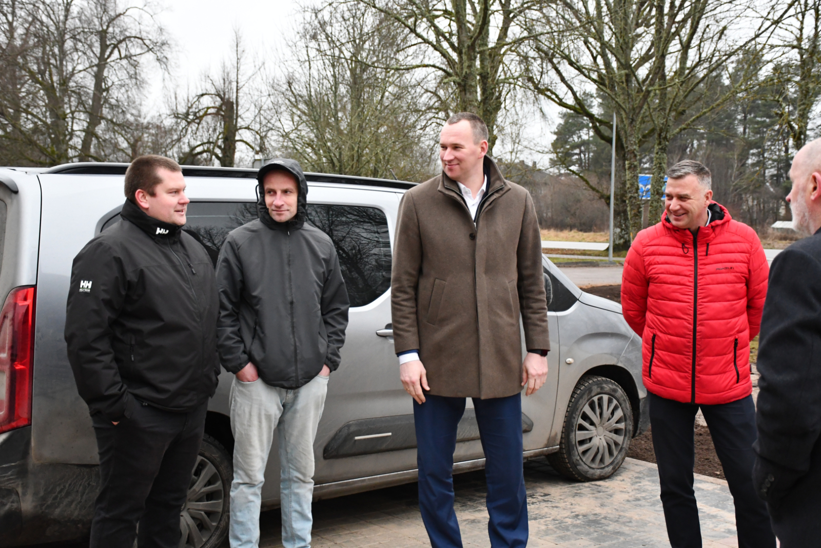 Sarunas starp objekta realizētājiem un vadību