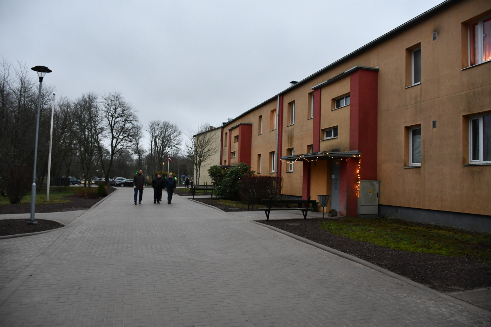 Labiekārtota daudzdzīvokļu māju apkārtne Ugālē