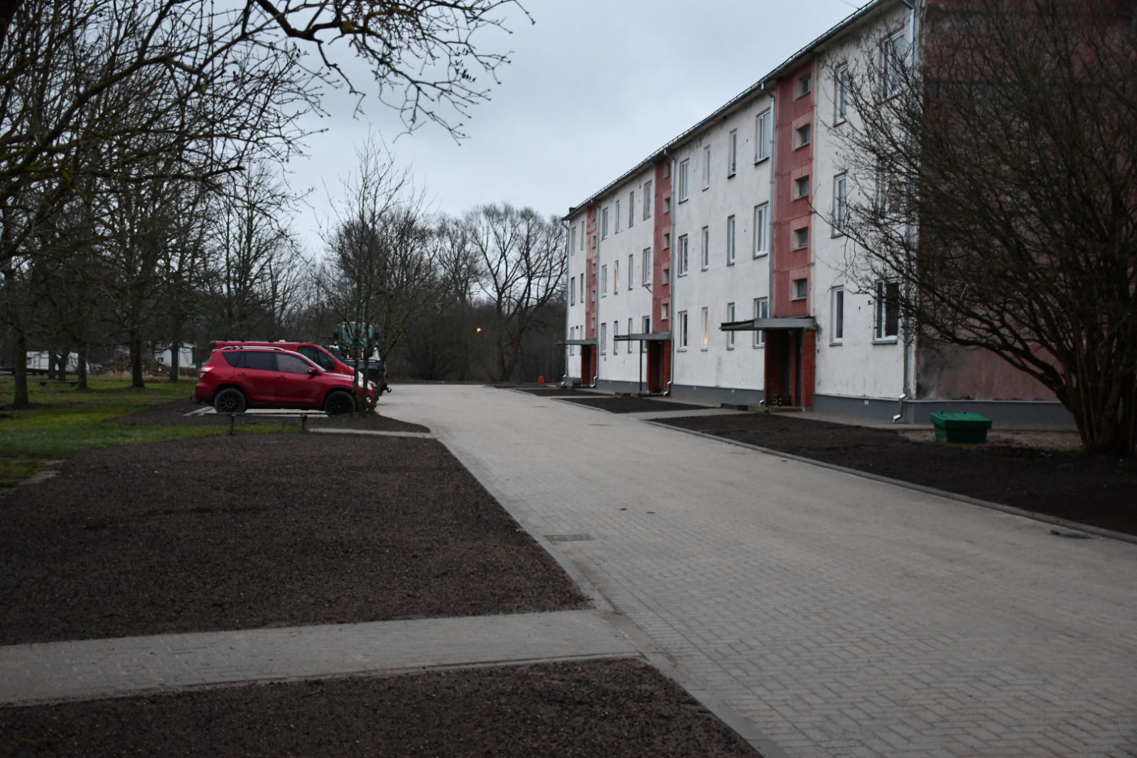 Labiekārtota daudzdzīvokļu māju apkārtne Ugālē