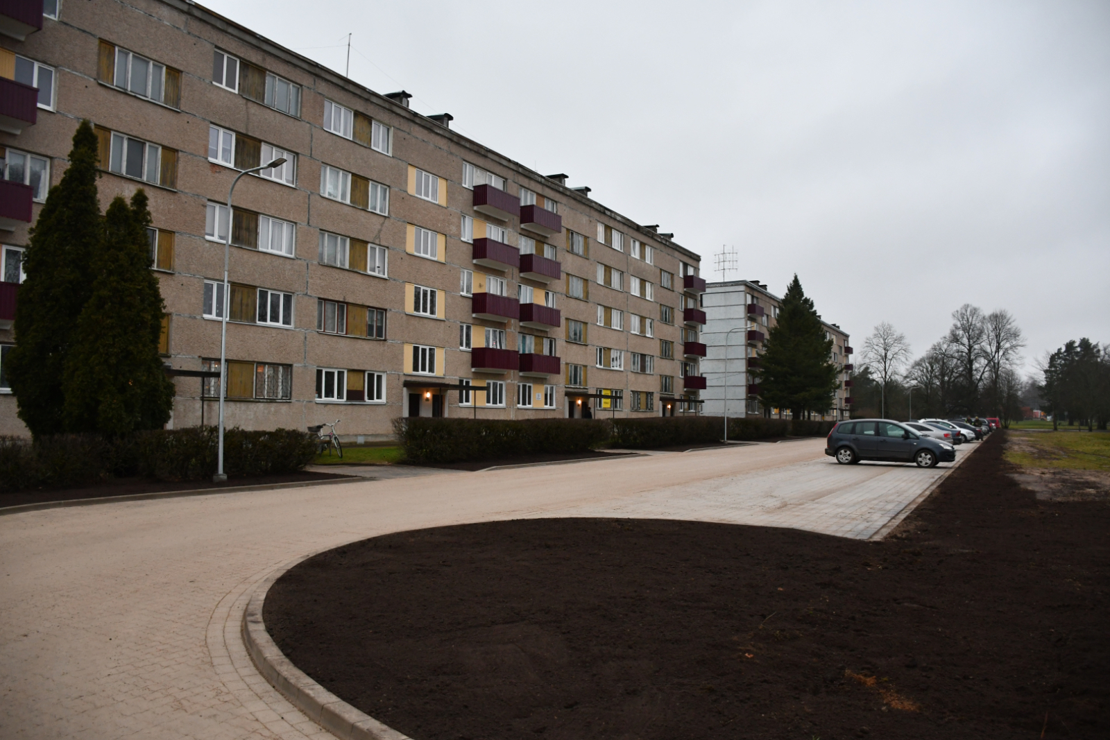 Labiekārtota infrastruktūra pie daudzīvokļu nama