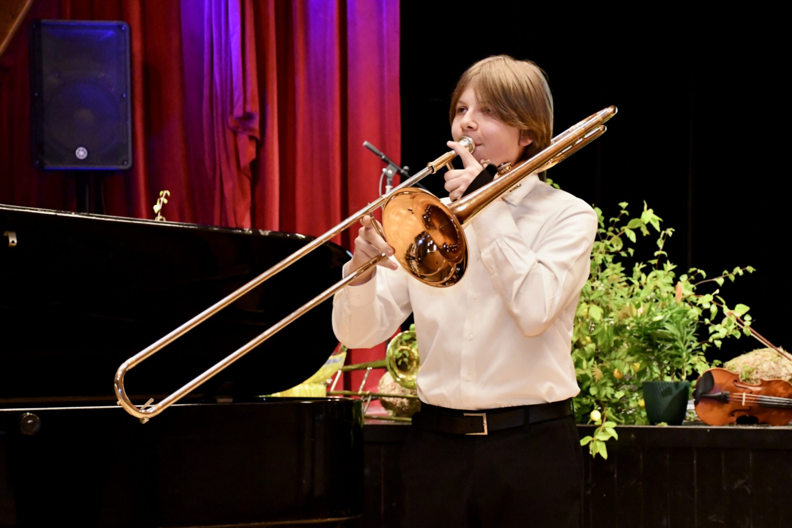 Puisis spēlē trombonu