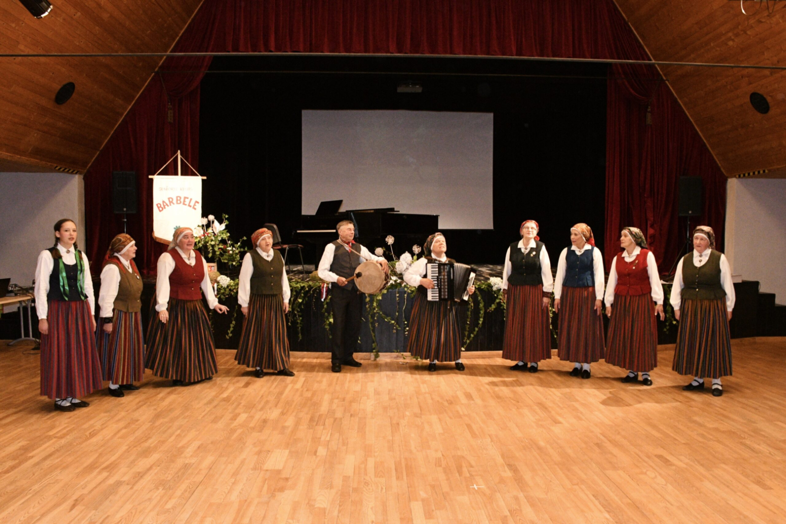 Dzied folkloras kopa