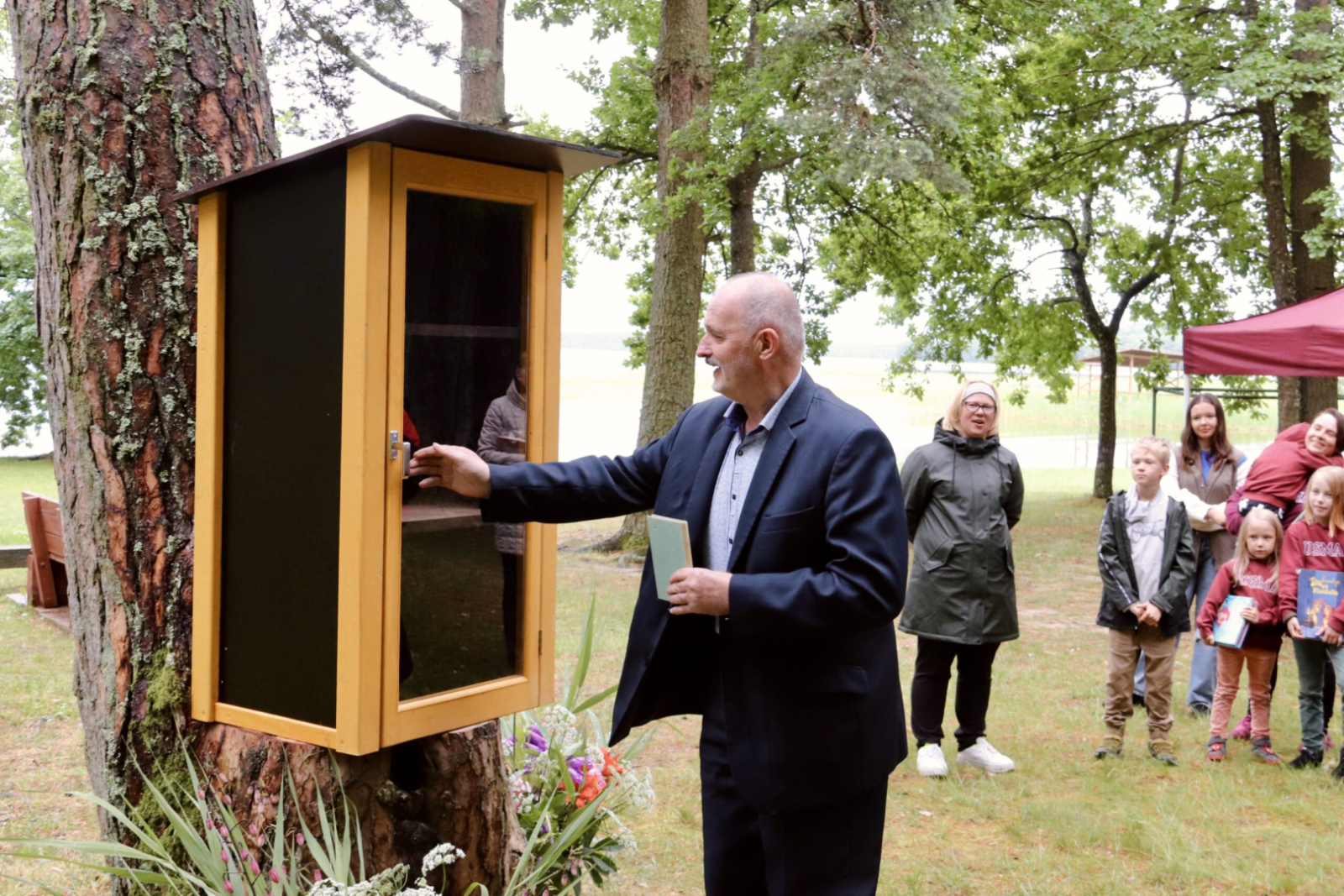 Tiek ielikta skapī pirmā grāmata