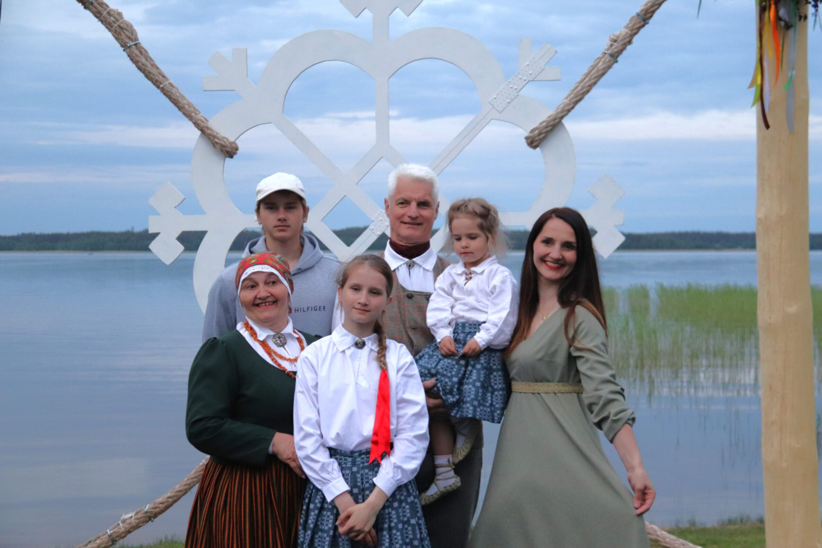 Deju kolektīva "Usma" vadītāja ar ģimeni