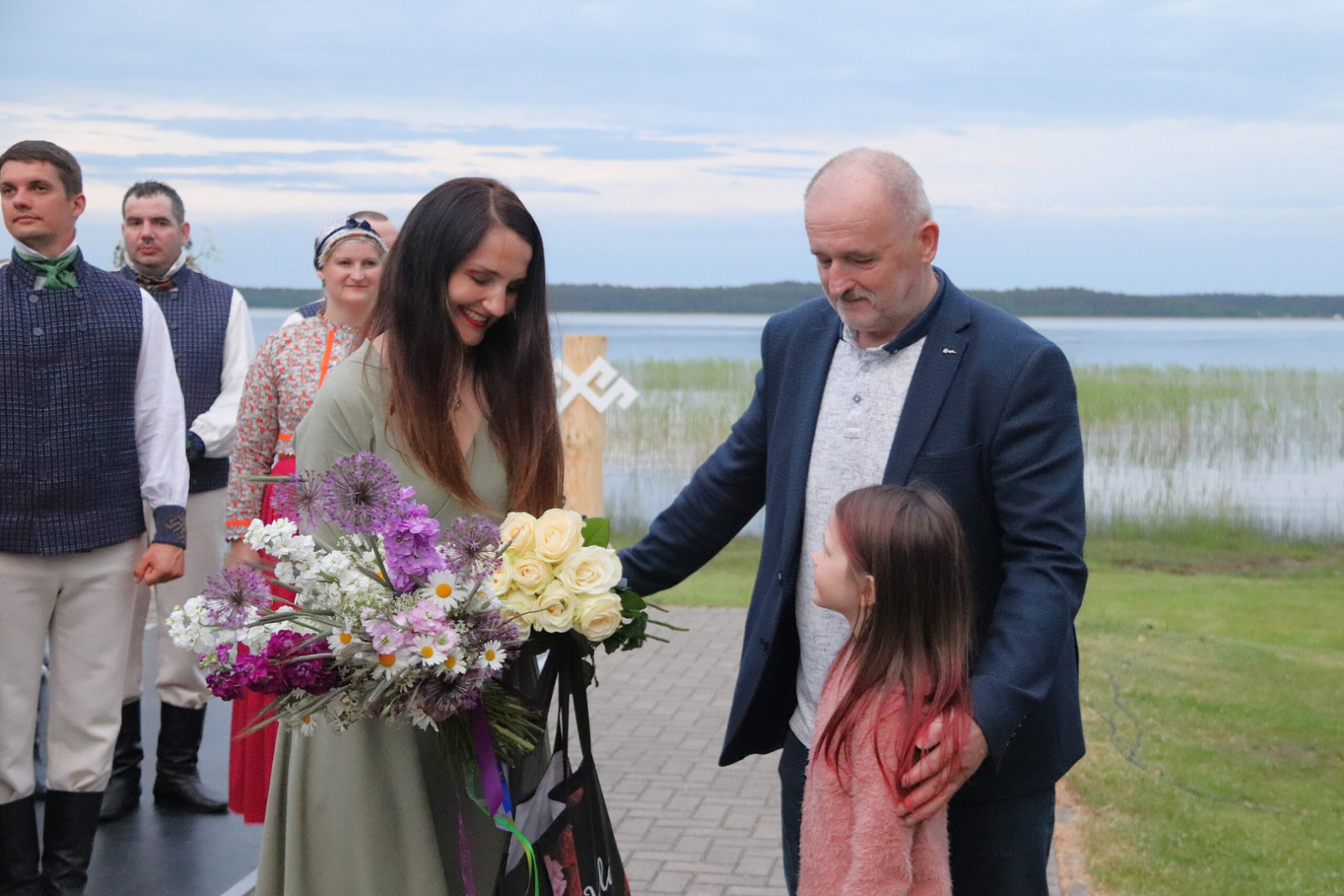 Deju kolektīva "Usma" vadītāja saņem apsveikumu