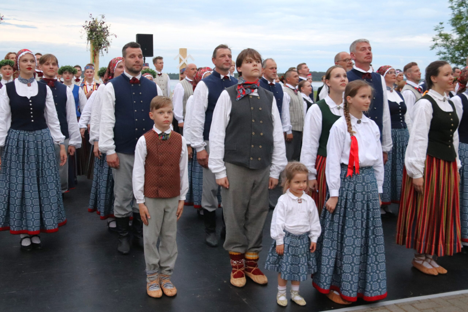 Dejotāji stāv uz skatuves