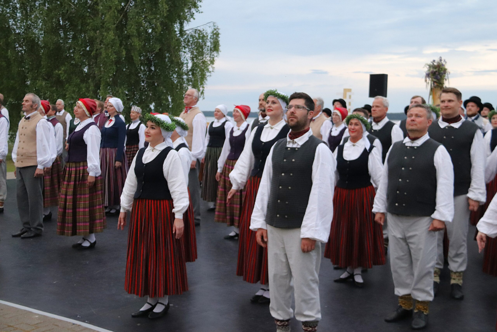 Deju kolektīvs stāv uz skatuves