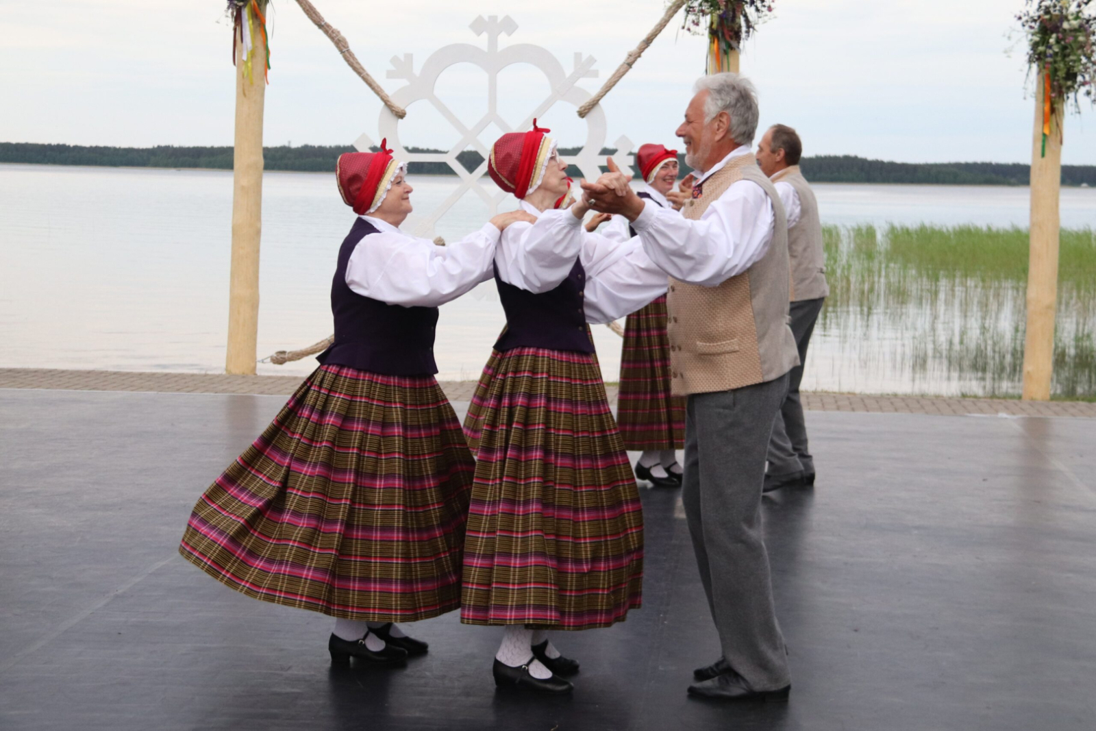 Dejo tautas deju kolektīvs