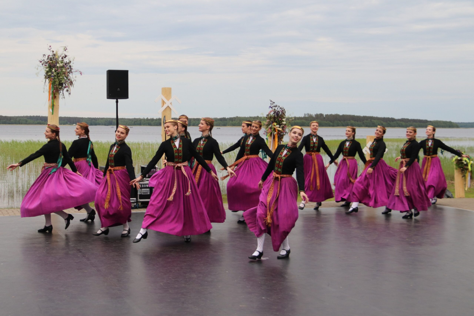 Dejo tautas deju kolektīvs