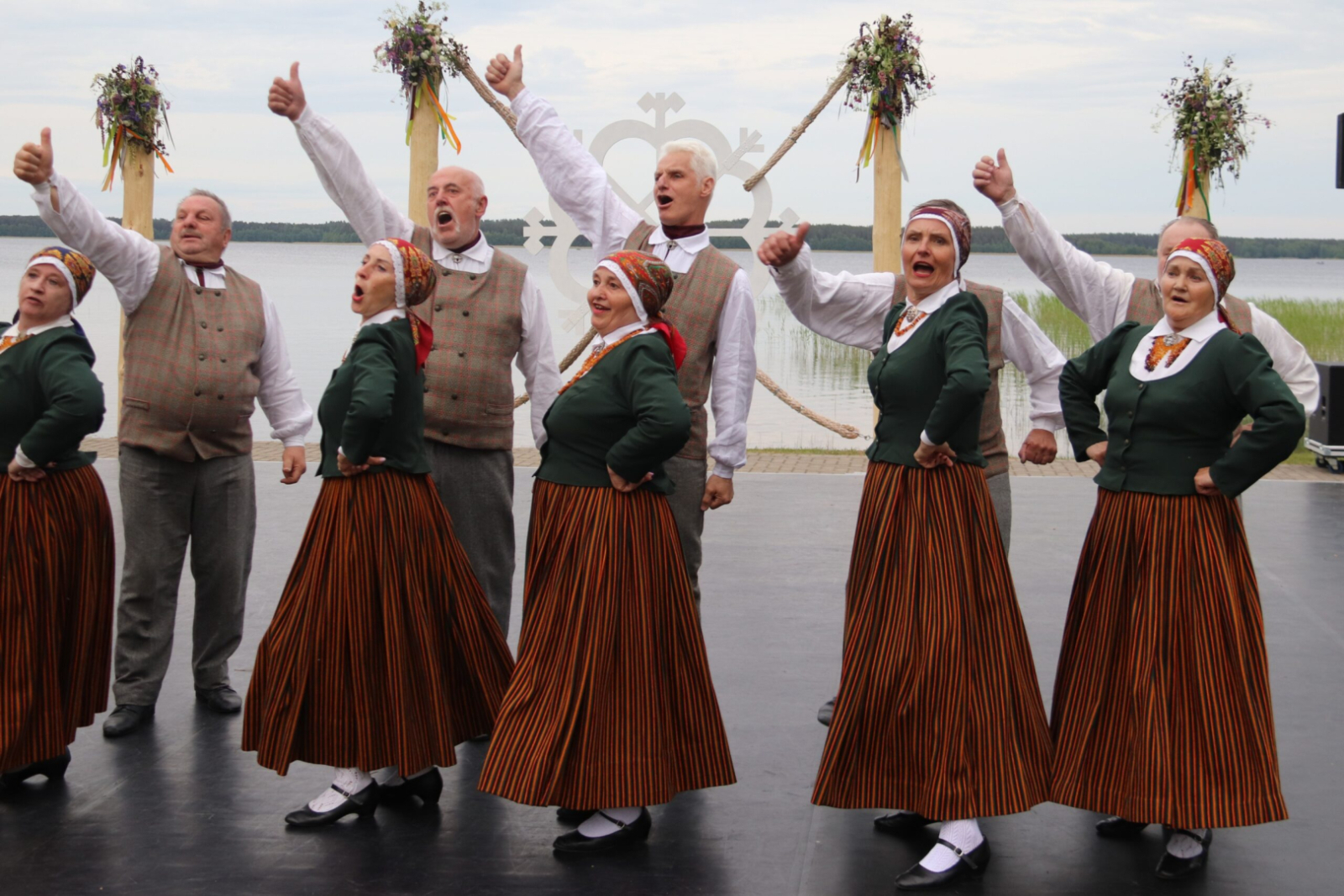 Dejo tautas deju kolektīvs