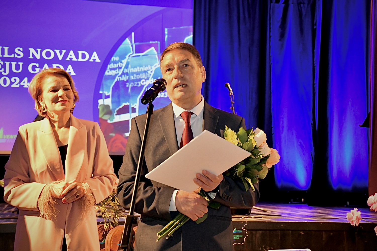 Apbalvojamais ar ziediem