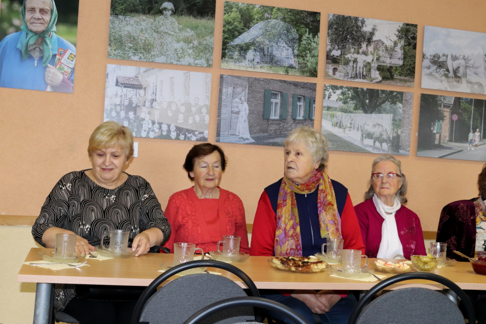 Seniori sēž pie galda