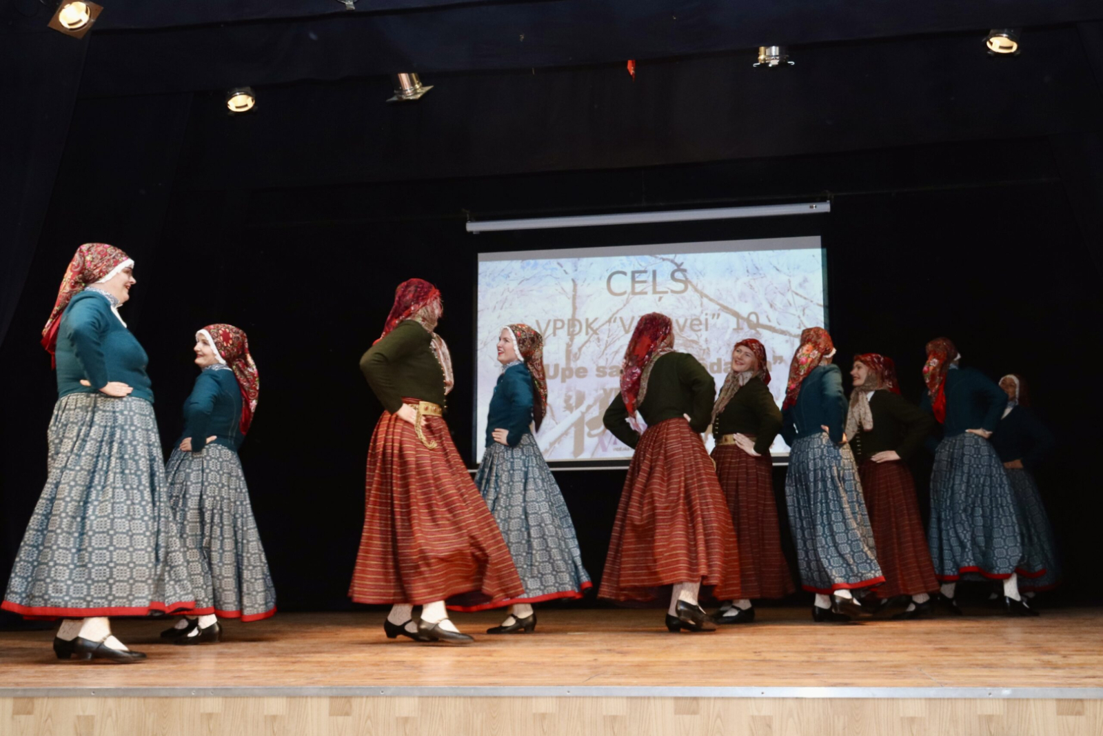 Dejo tautas deju kolektīvs