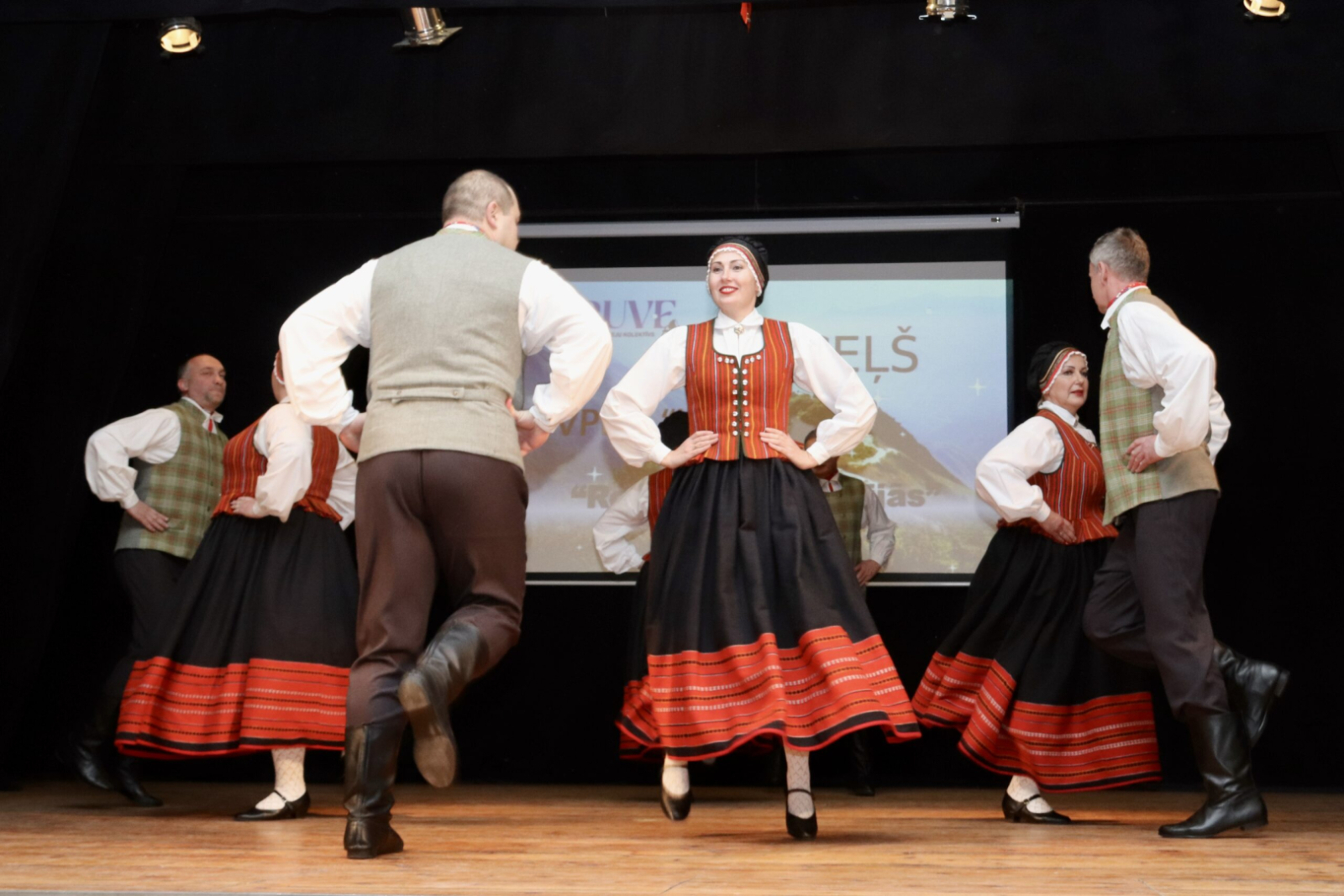 Dejo tautas deju kolektīvs