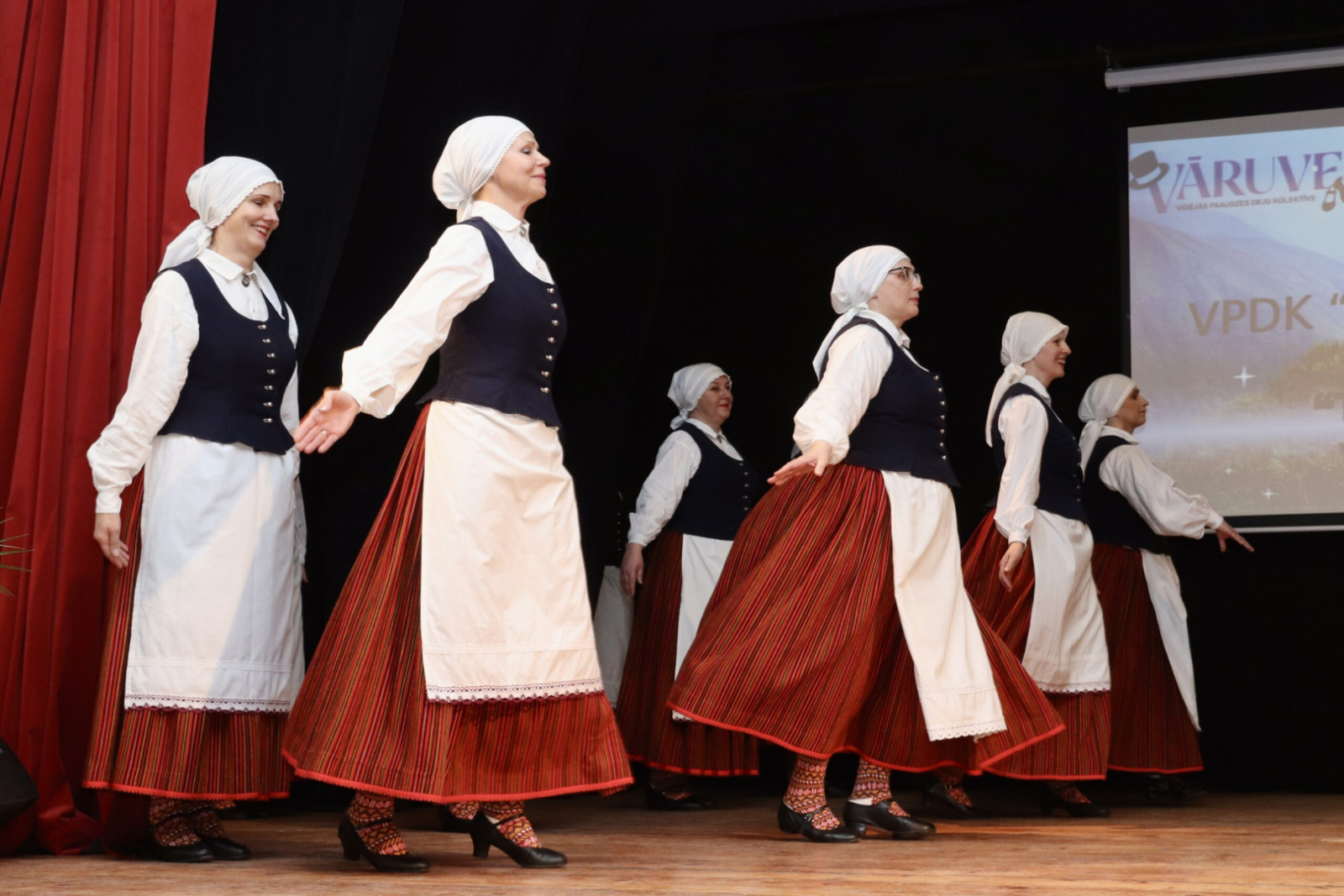 Dejo tautas deju kolektīvs