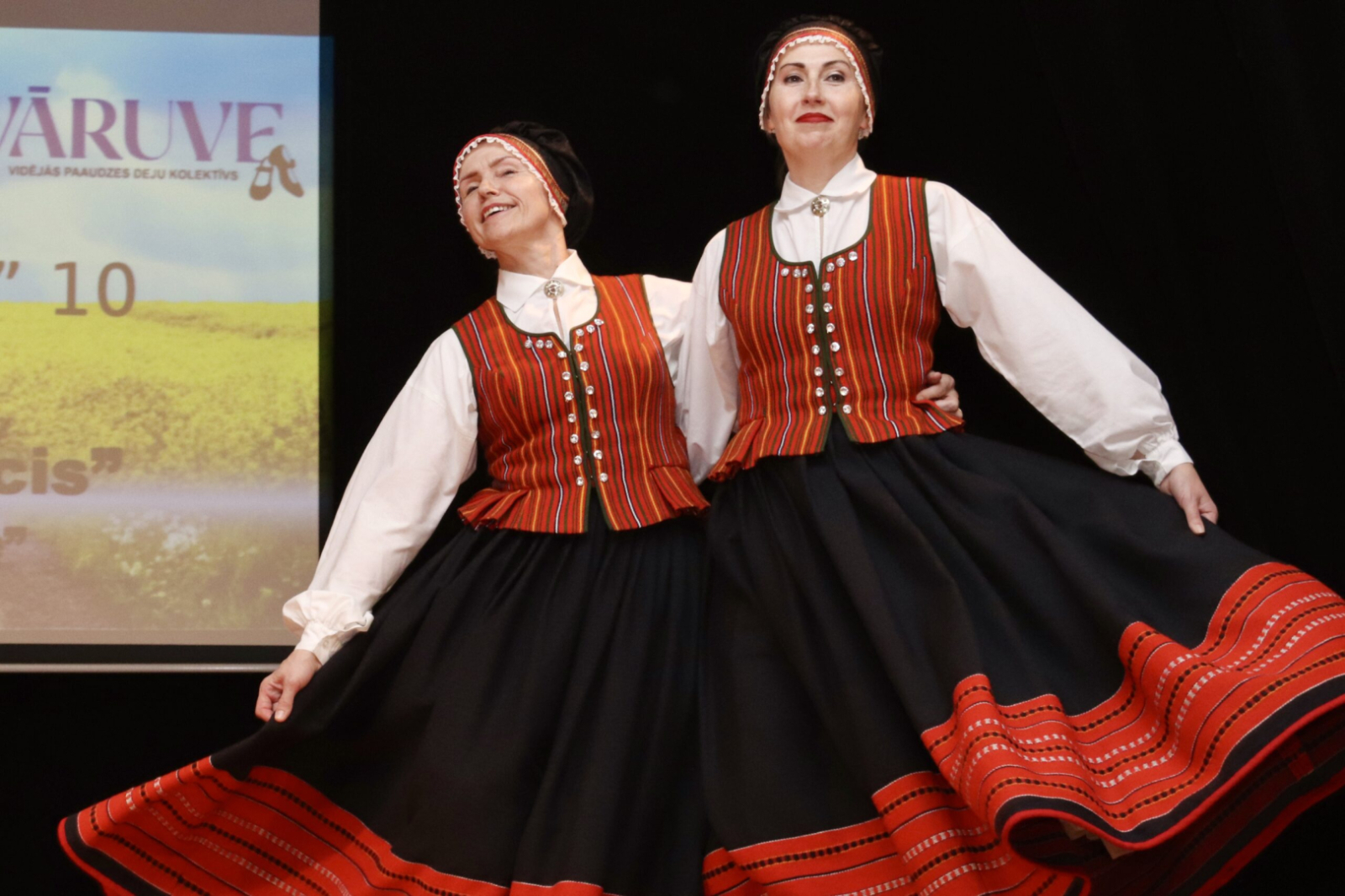Dejo tautas deju kolektīvs