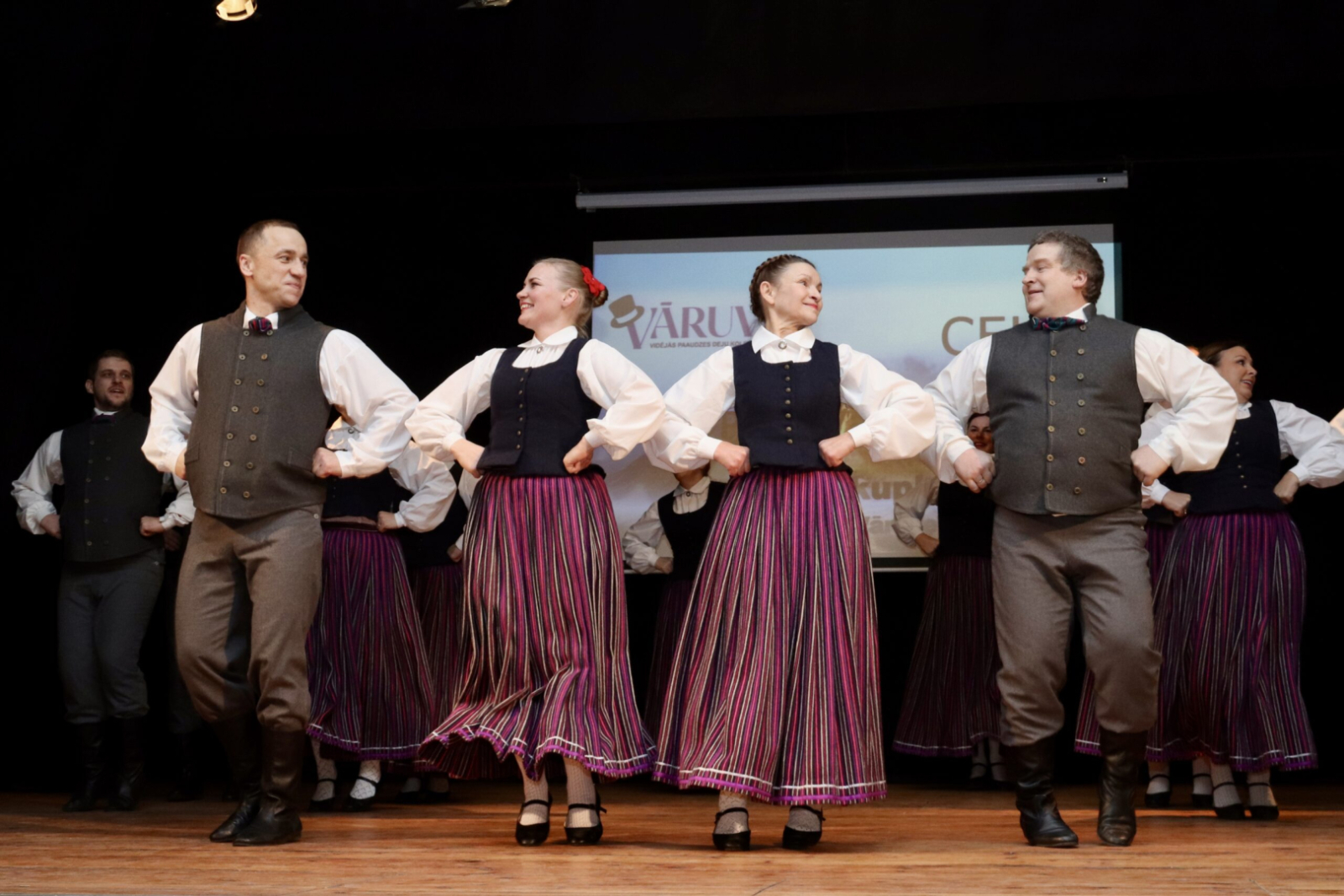 Dejo tautas deju kolektīvs