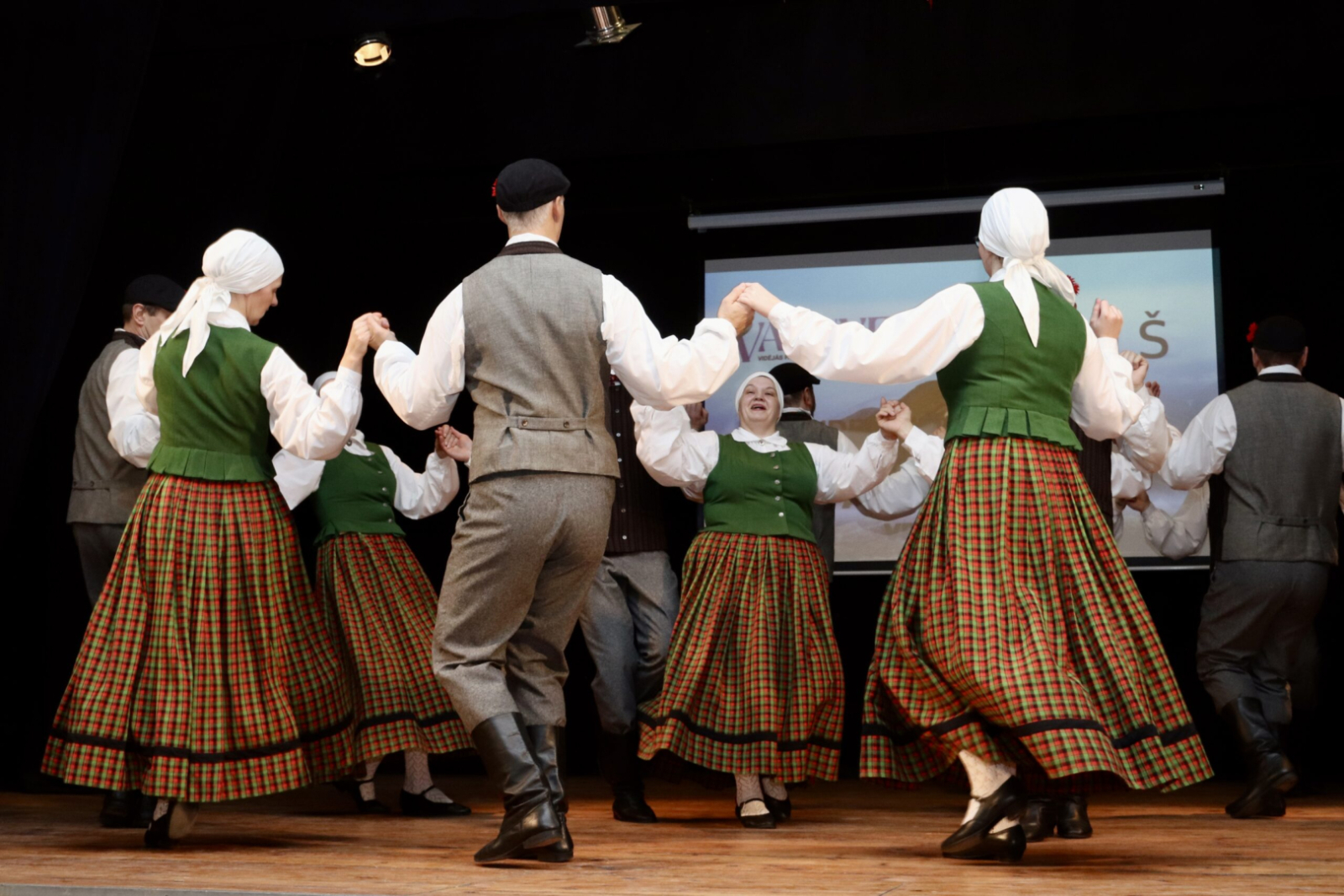 Dejo tautas deju kolektīvs