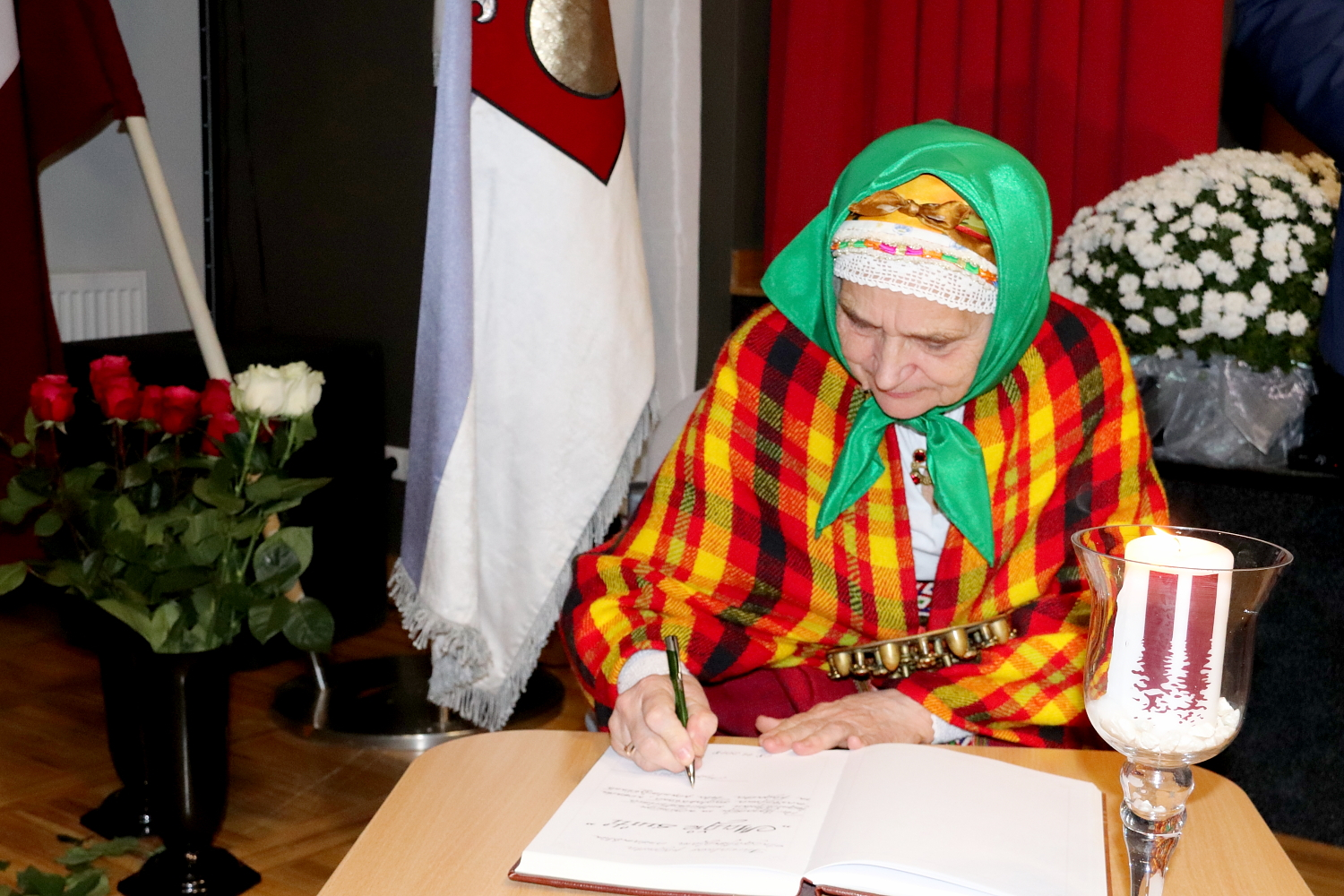 Tiek parakstīta goda grāmata