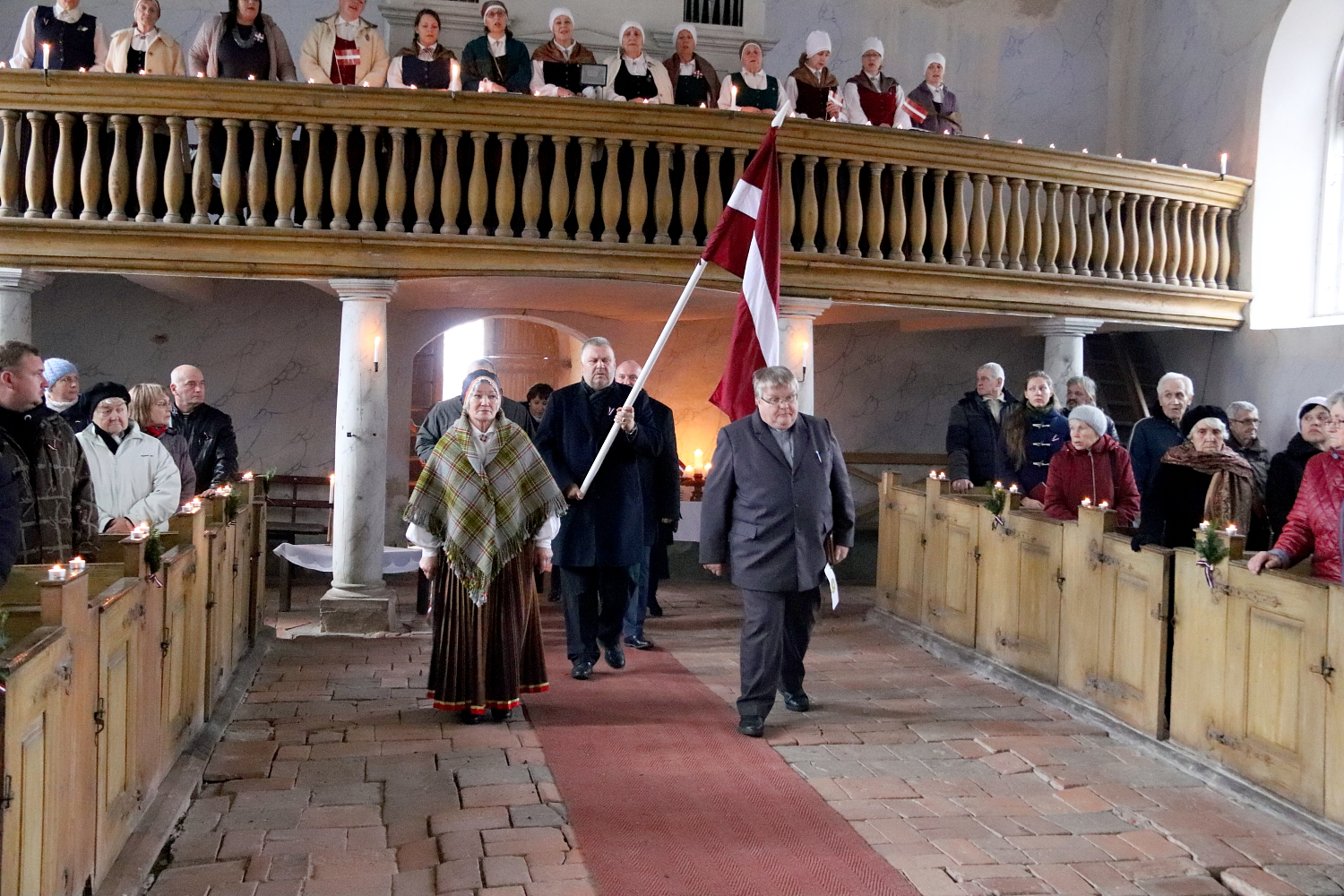 Cilvēki ienāk baznīcā