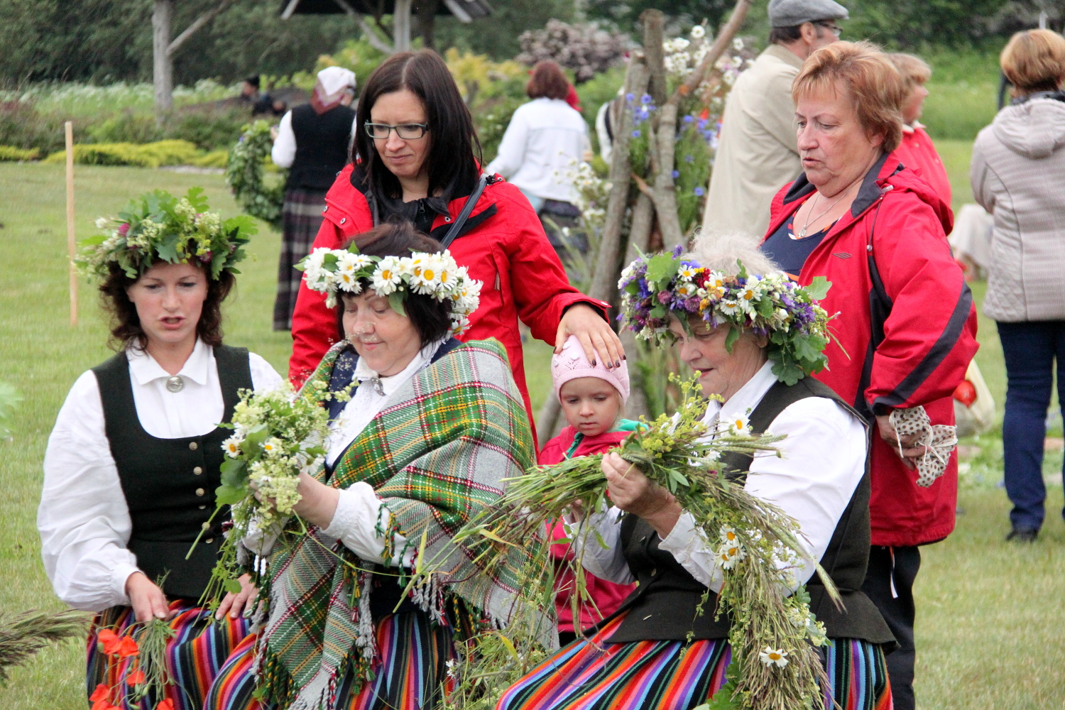 Cilvēki pin vainagus