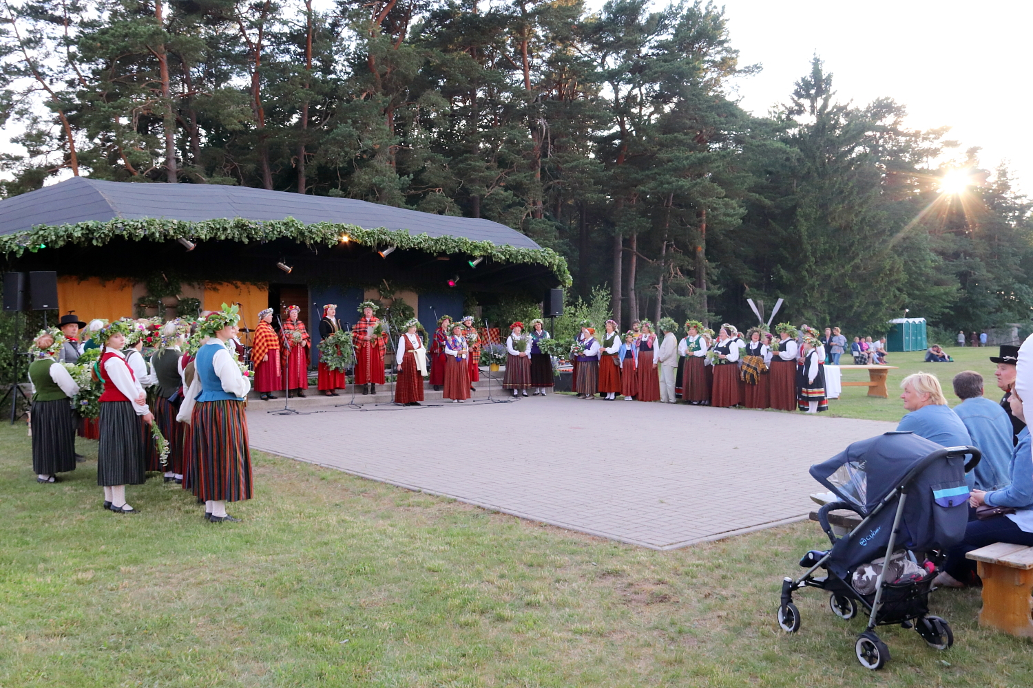 Dzied folkloras kopas