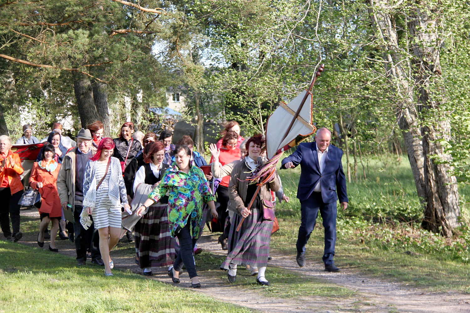 Cilvēki dodas gājienā