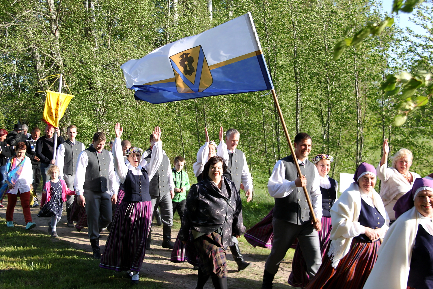 Cilvēki dodas gājienā