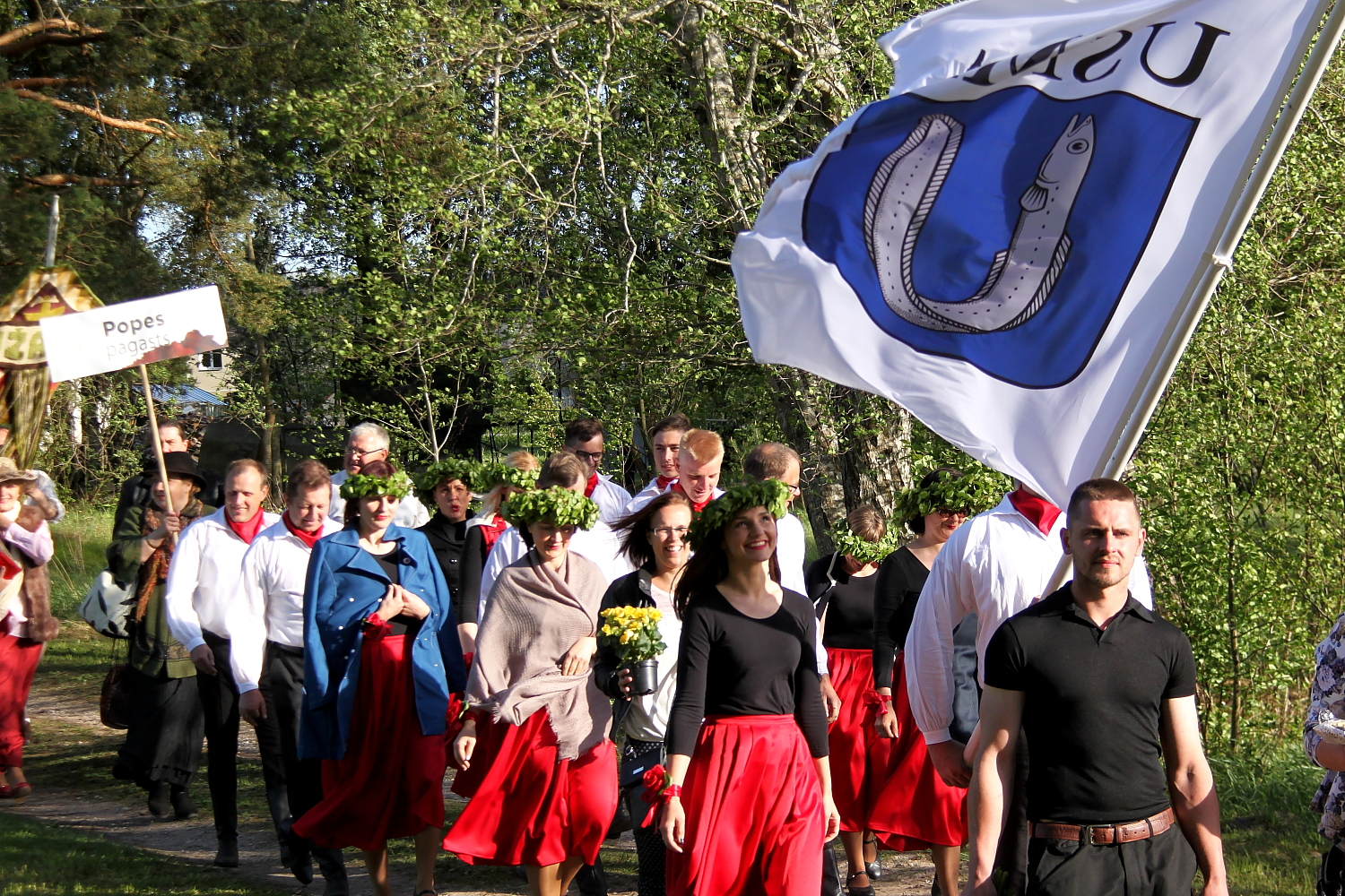 Cilvēki dodas gājienā