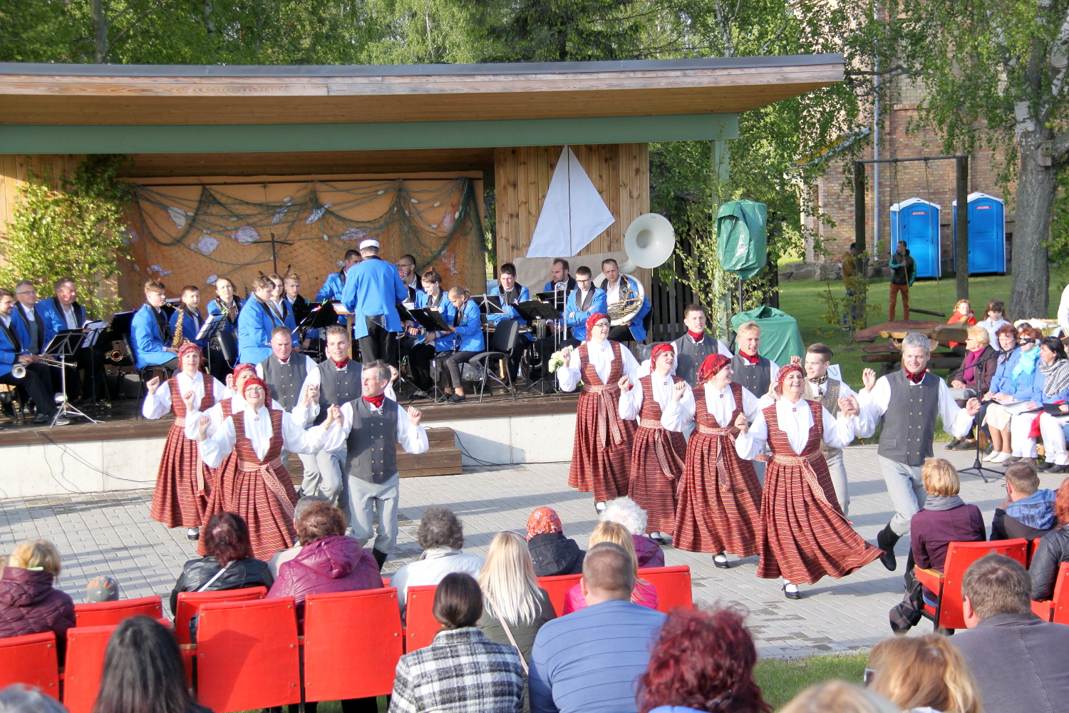 Skatītāji, dejotāji un pūtēju orķestris