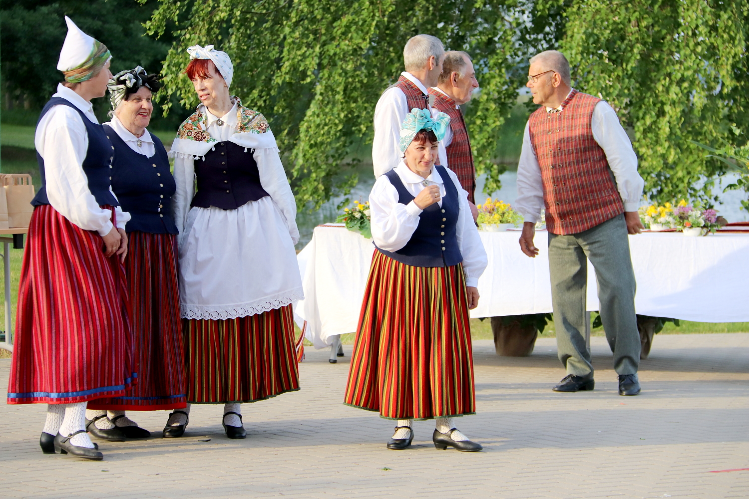 Cilvēki tautas tērpos