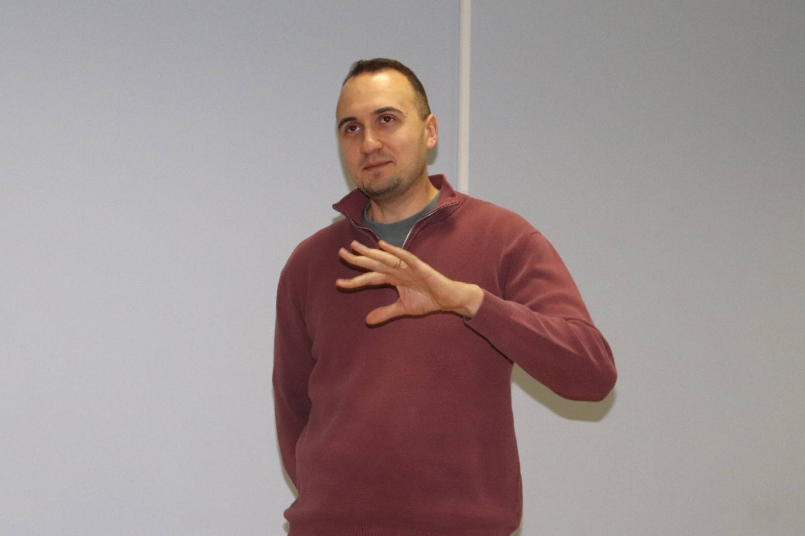 Eksperts stāsta vecākiem par jauniešu psiholoģiju