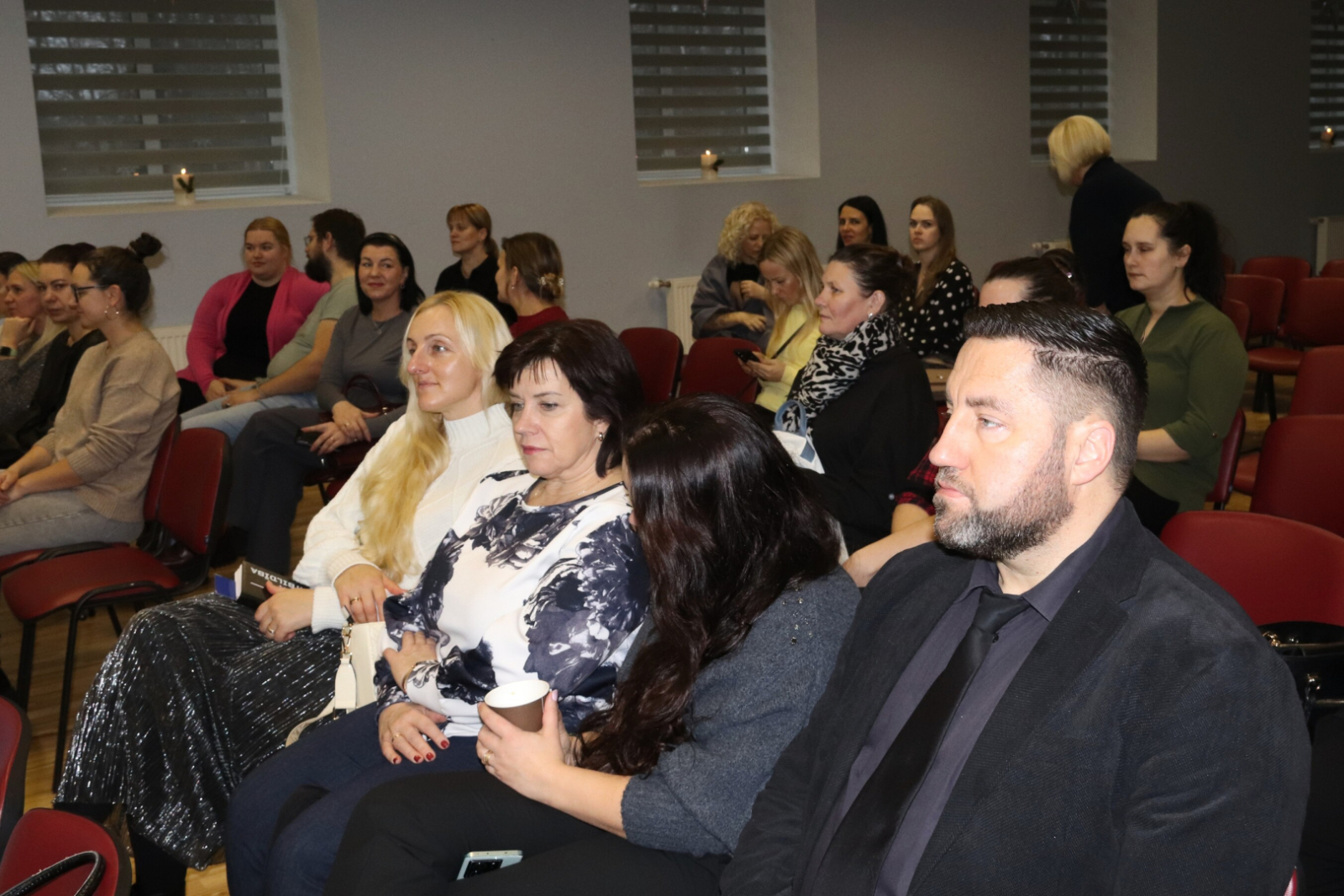 Vecāki ieradušies uz konferenci